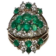 Cocktail vintage en or 18 carats, diamants et émeraudes  Bague
