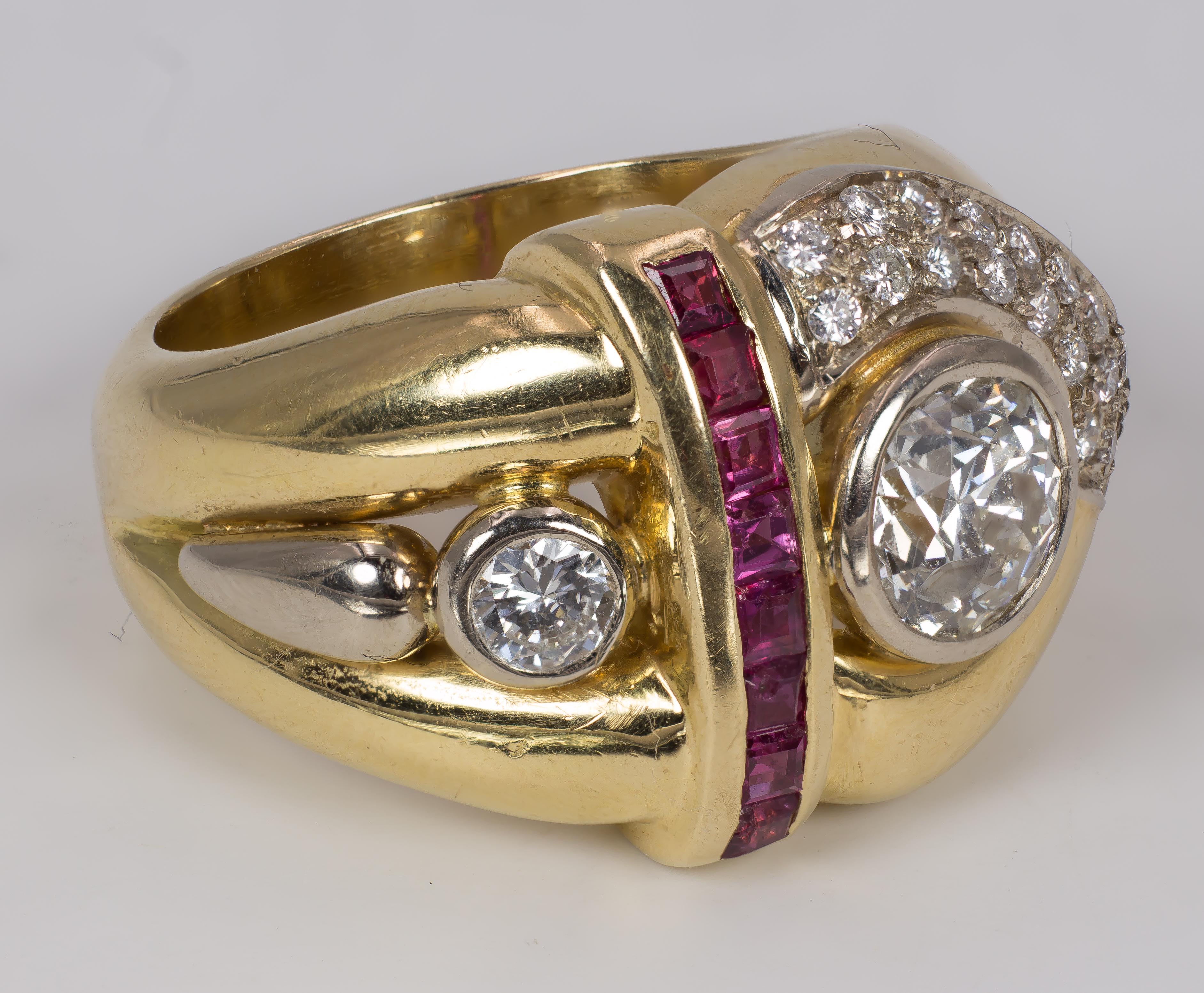 An incredible vintage ring, with a particular shape, crafted in 18K solid gold throughout.
It features two principal round cut diamonds: the biggest one is at least 1ct, while the smallest one is 0.15ct. The set of diamonds is completed with a pavé
