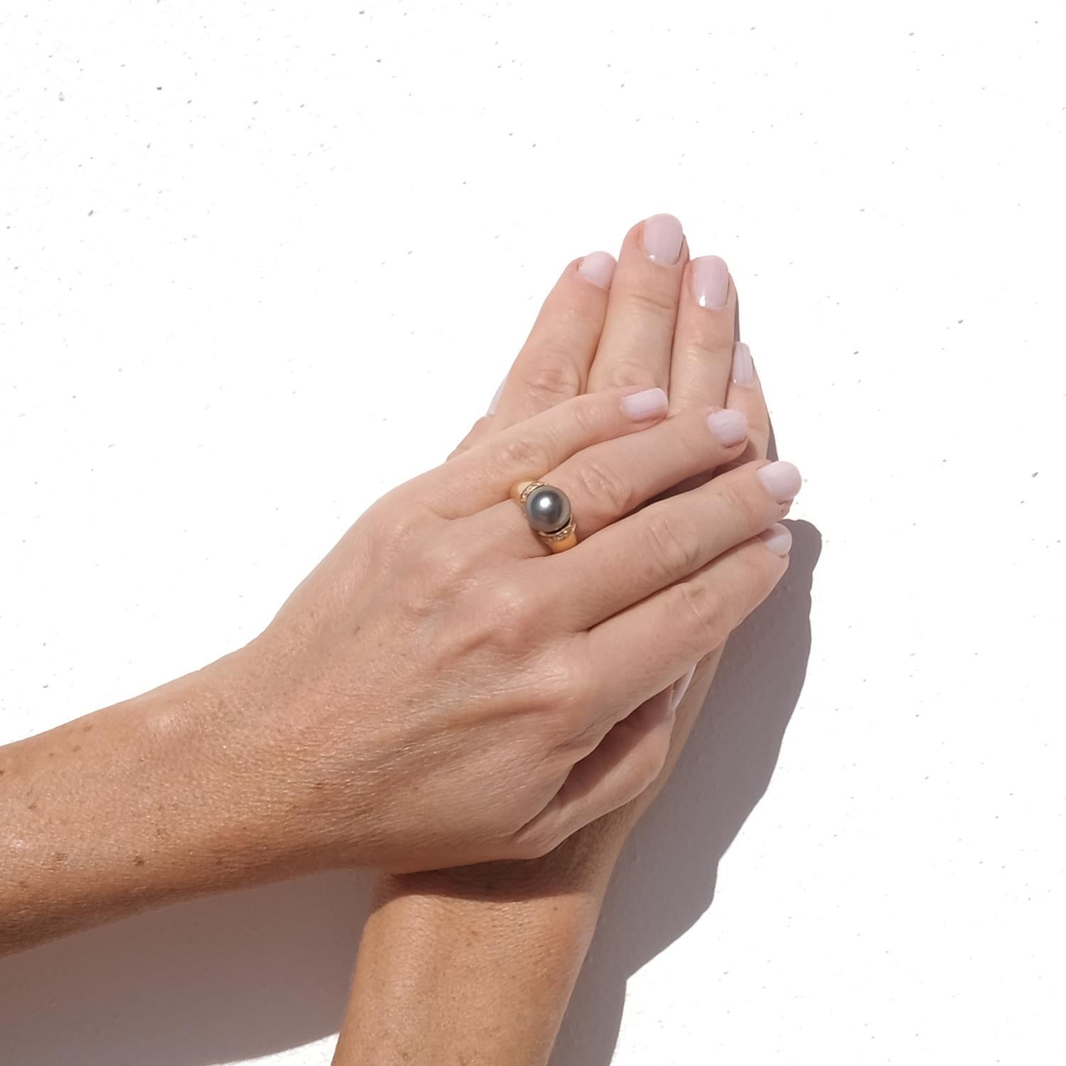 Vintage 18K Gold, Diamond and Tahitian Pearl Ring Made 2000 For Sale 5