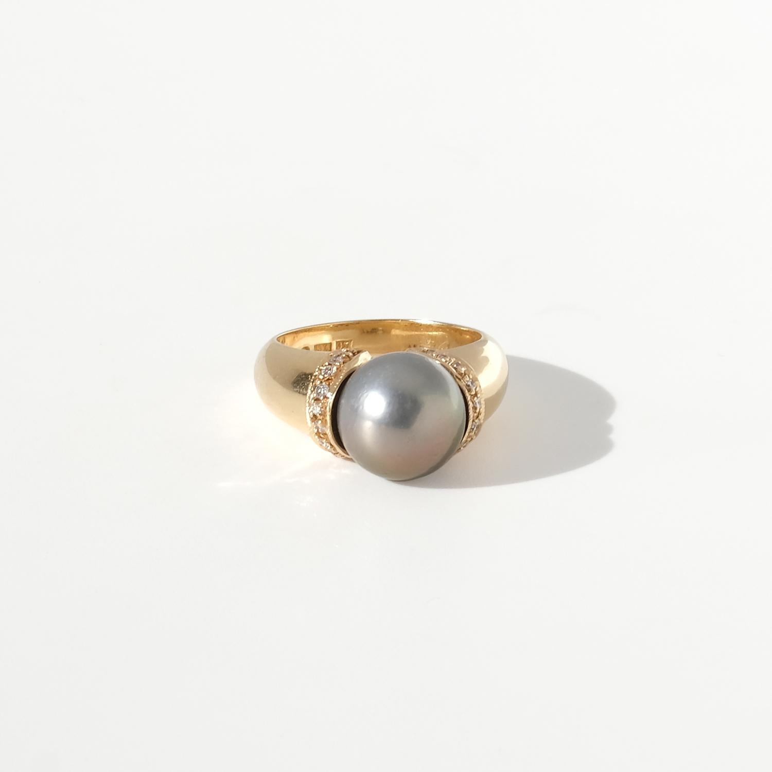 Brilliant Cut Vintage 18K Gold, Diamond and Tahitian Pearl Ring Made 2000 For Sale