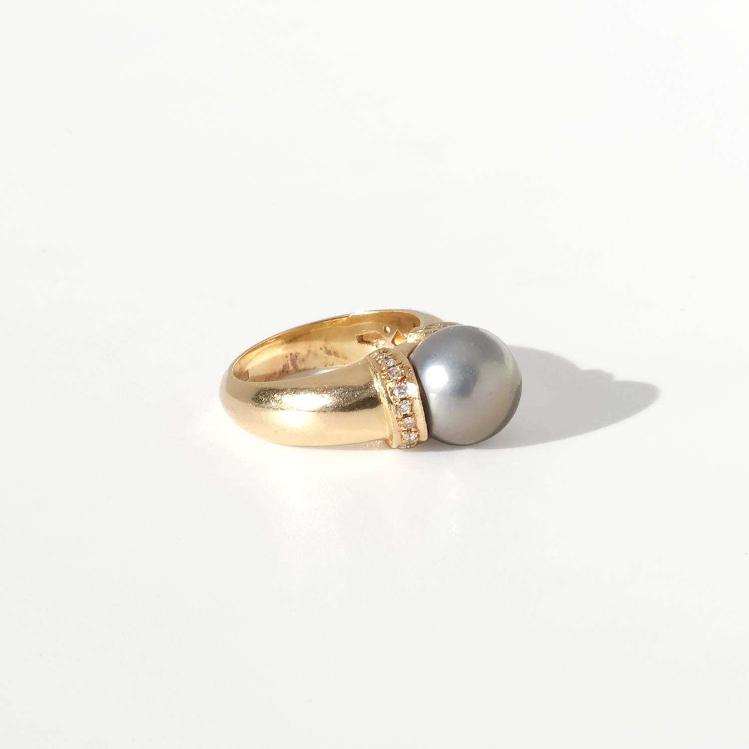 Vintage 18K Gold, Diamond and Tahitian Pearl Ring Made 2000 In Good Condition For Sale In Stockholm, SE