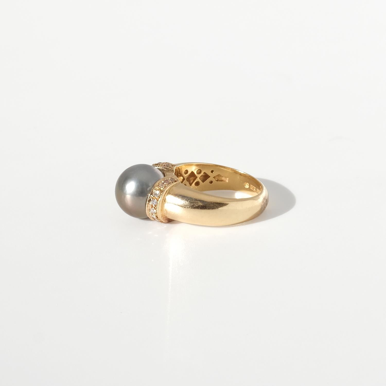 Vintage 18K Gold, Diamond and Tahitian Pearl Ring Made 2000 For Sale 2