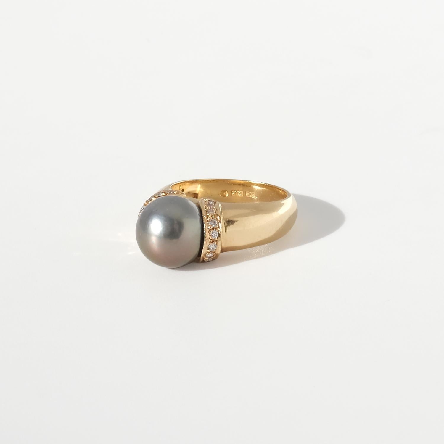 Vintage 18K Gold, Diamond and Tahitian Pearl Ring Made 2000 For Sale 3