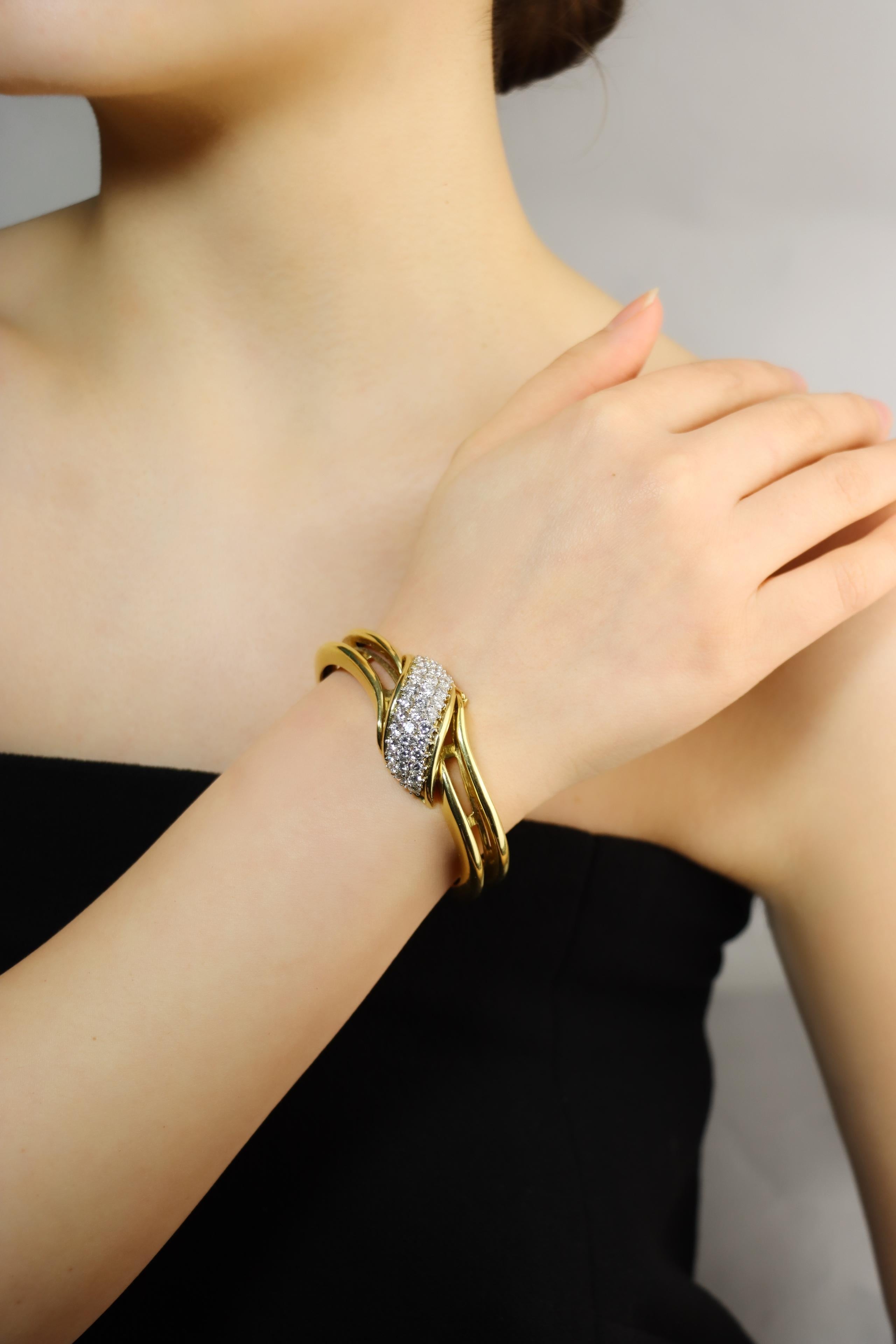 Bracelet vintage en or 18K avec diamants

Marqué :
18K
HSI

Dimensions approximatives :
15,6 cm (longueur) 
1,2 - 2,2 cm (largeur)
Environ 4,5 carats (diamant)
55,0 grammes.