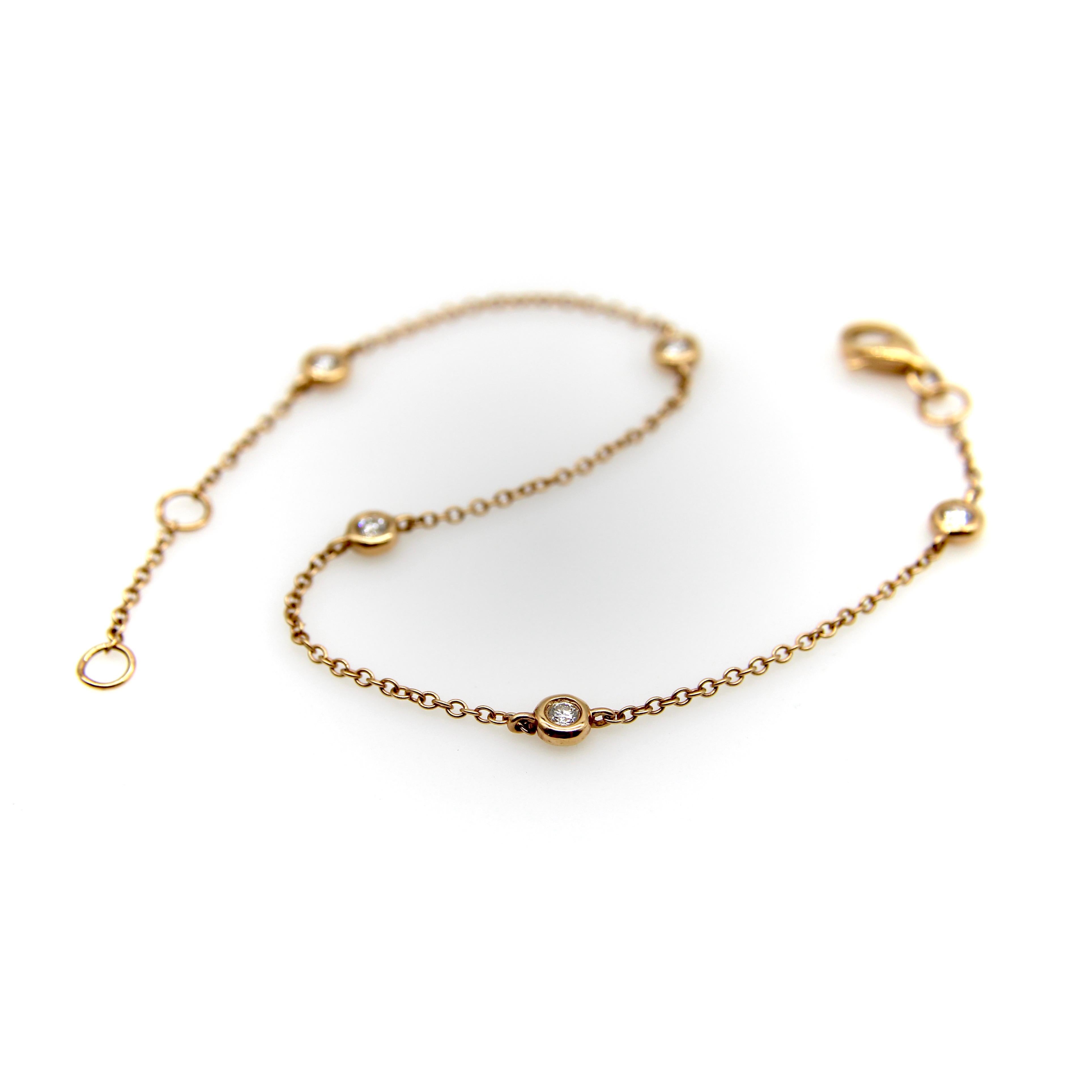 I diamanti a metro sono un classico della gioielleria e questo delicato bracciale presenta cinque stazioni di diamanti su una catena in oro 18 carati. Aggiunge un tocco e uno scintillio di diamanti al polso che è molto bello. I diamanti sono fissati