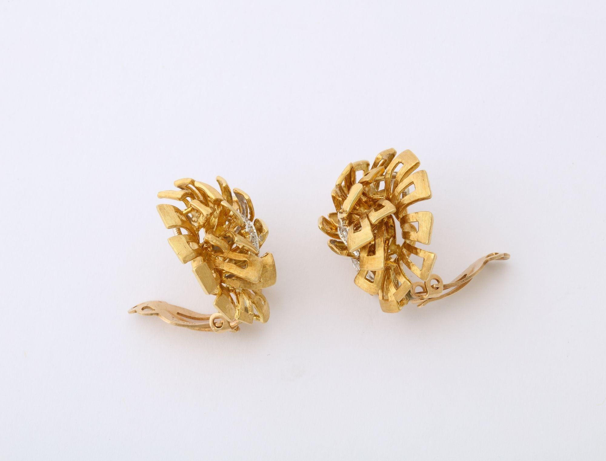 Vintage 18K Gold Diamond Cluster Floral Earrings In Good Condition For Sale In New York, NY