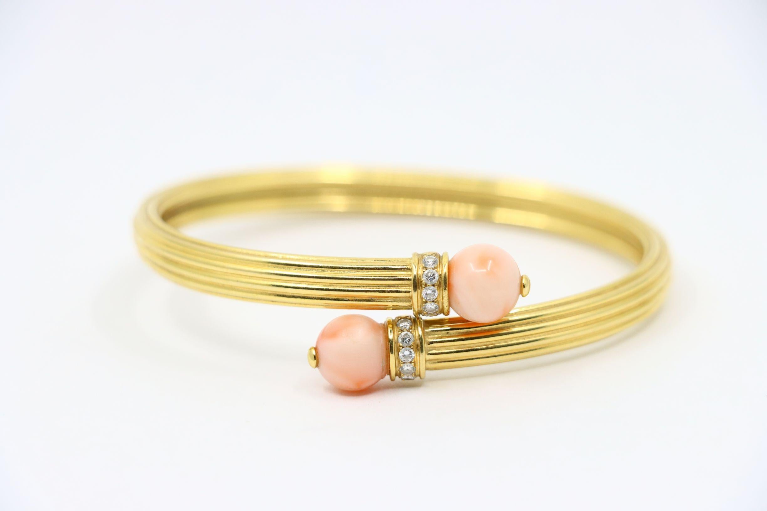 Bracciale in corallo con diamanti d'epoca in oro 18 carati

Contrassegnato:
18K

Dimensioni approssimative:
16,8 cm (lunghezza) 
0,6 cm (larghezza)
Circa 0,25 ct (diamante)
9,18 mm - 8,96 mm (Corallo)
20,5 grammi di peso.

** I diamanti e le pietre
