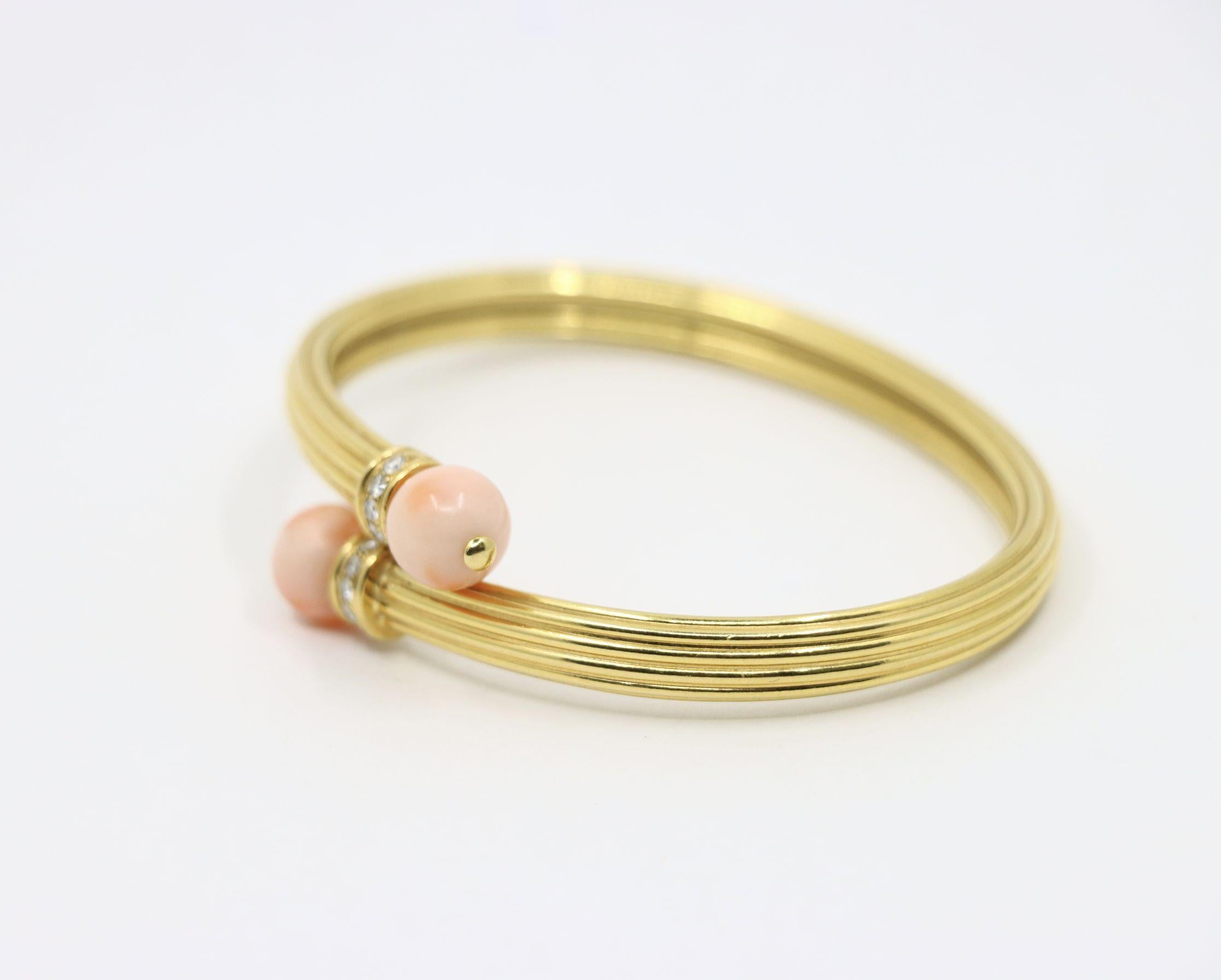 Donna Bracciale in corallo con diamanti d'epoca in oro 18 carati in vendita
