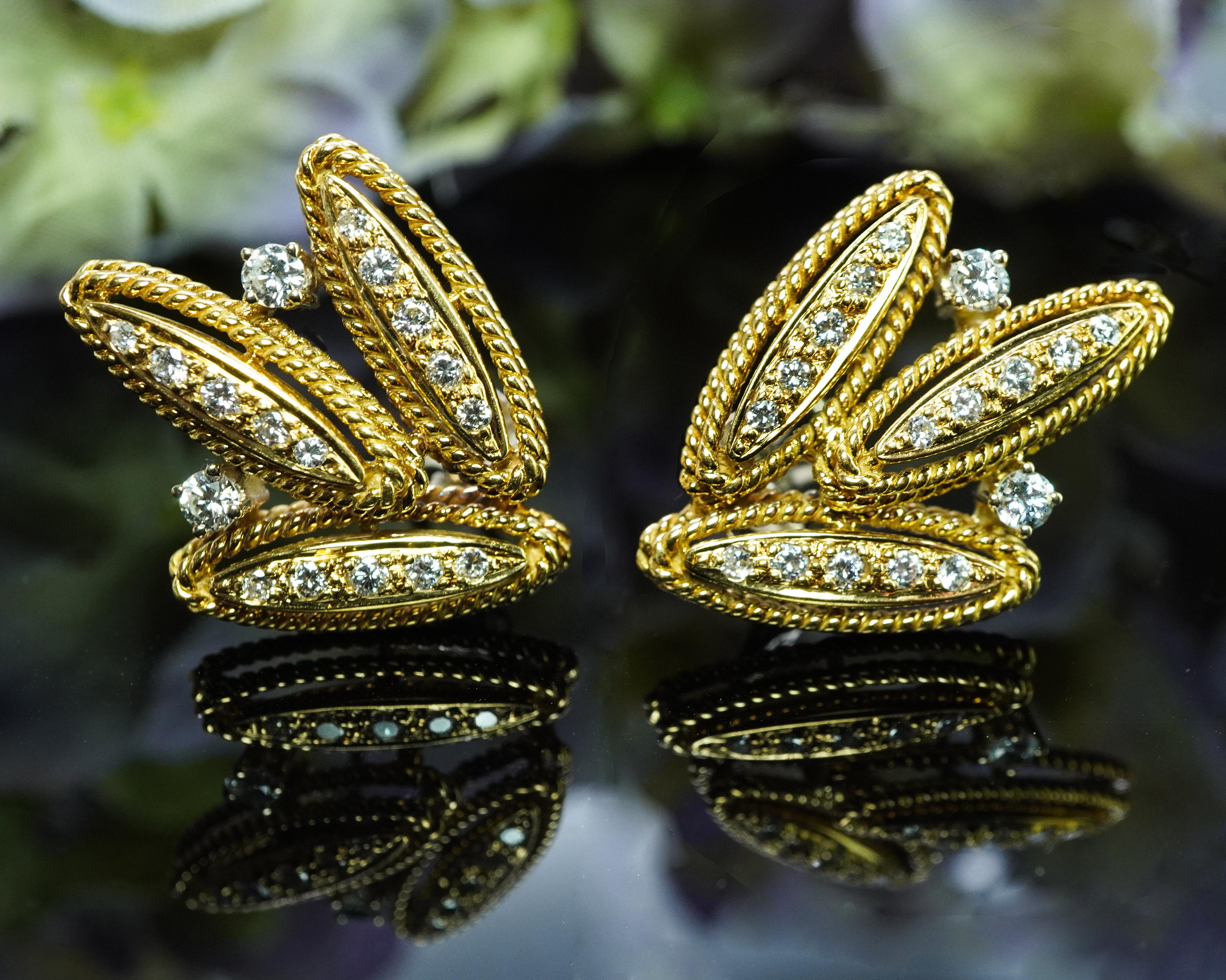 Vintage 18K Gold Diamond Earrings Opulent Estate Midcentury 13.4gr circa 1960s

Diese schönen Ohrringe stammen aus einem schönen Nachlass, ca. 1960er Jahre. Sie sind aus dem begehrten 18-karätigen Gelbgold mit 14-karätigen Goldstiften gefertigt. Es