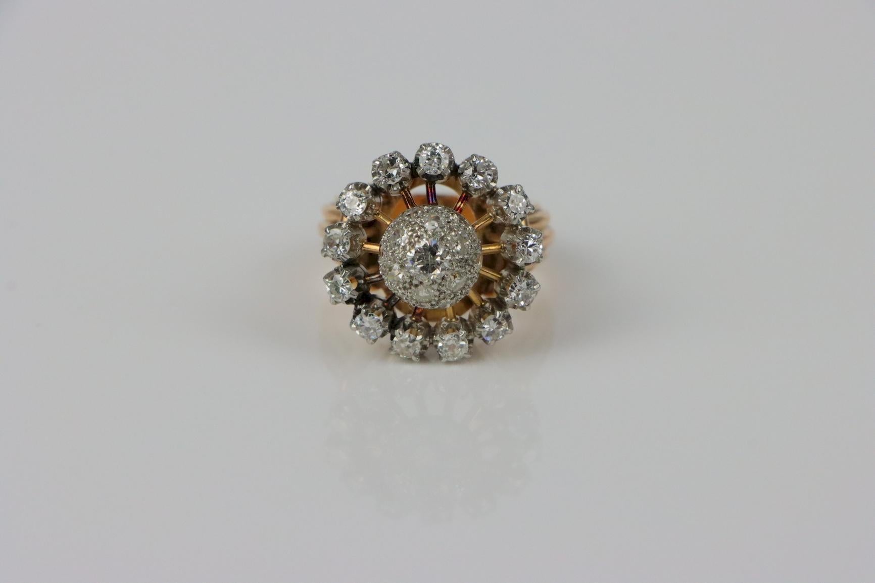 Anello a fiore con diamante d'epoca in oro 18 carati
Montato con circa 1,5 carati di diamanti quasi incolori) 

Dimensioni approssimative:
6,25 (misura dell'anello) x 2 cm (diametro) 
12,2 grammi di peso