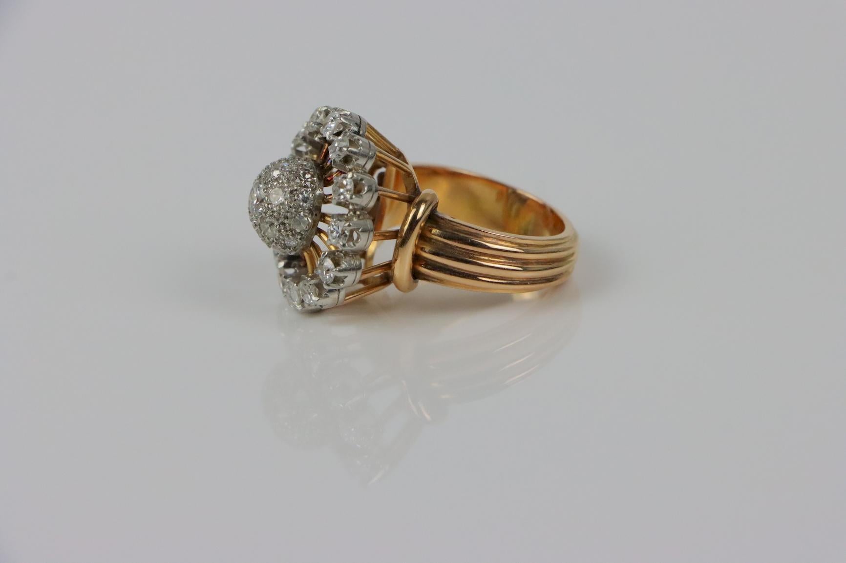 Anello a fiore con diamante d'epoca in oro 18 carati In condizioni buone in vendita a Flushing, NY
