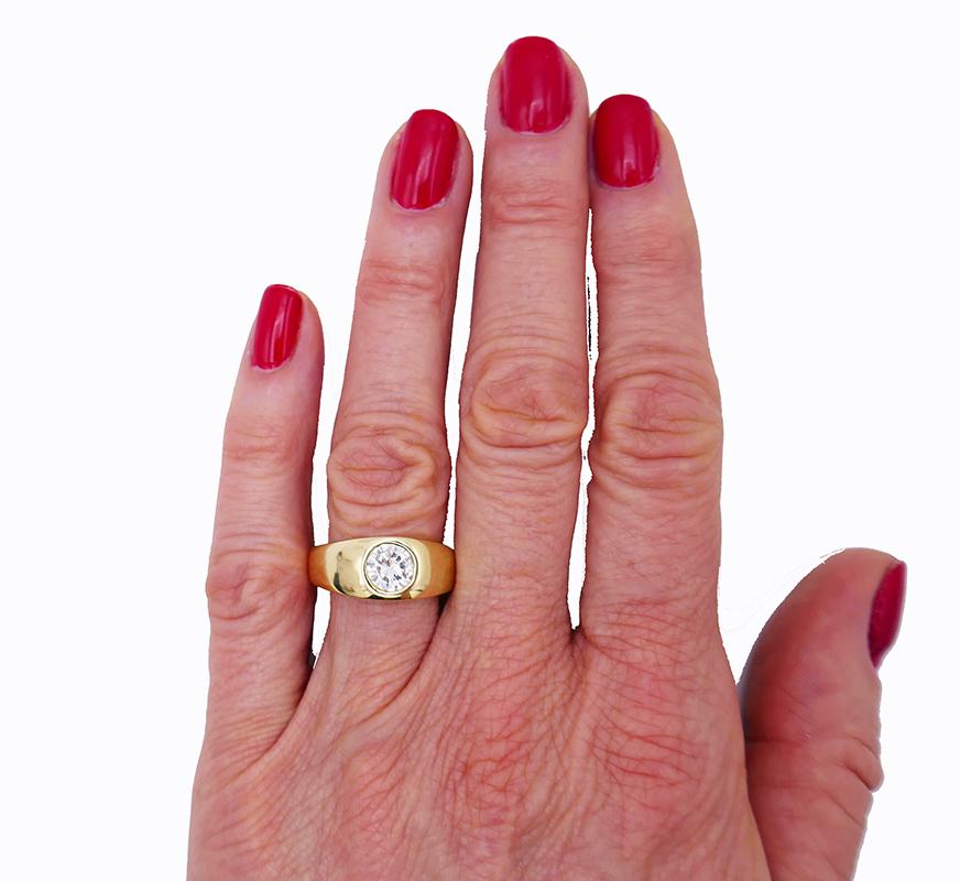 Eleganter Vintage-Ring aus 14 Karat Gelbgold, besetzt mit einem runden Diamanten im Brillantschliff (ca. 0,95 Karat, Farbe I, Reinheit SI2).
Abmessungen: Breite 5/16
