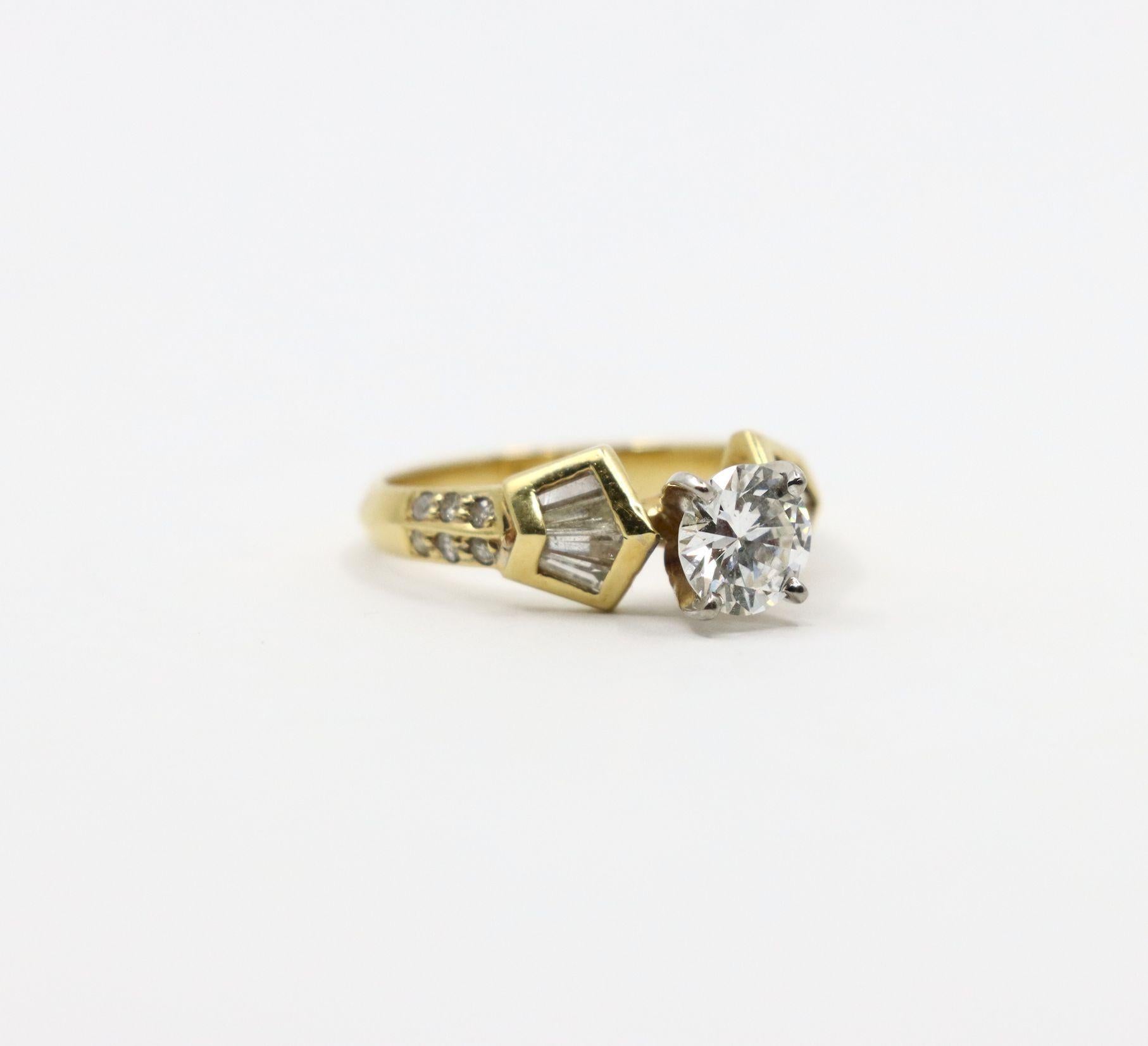 Taglio rotondo Anello con diamante in oro 18 carati vintage in vendita