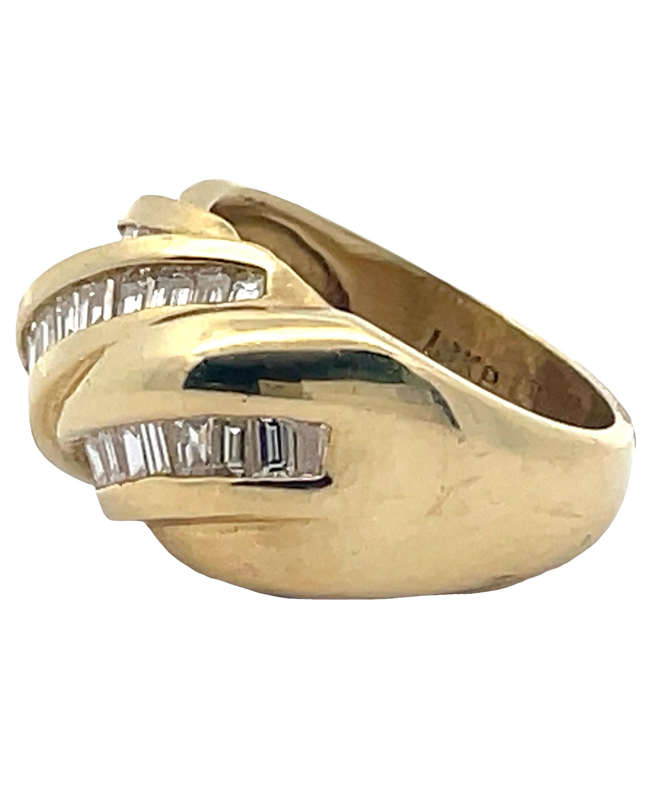 Vintage-Ring aus 18 Karat Gelbgold mit 34 Baguette-Diamanten von insgesamt 1,50 Karat, die sich auf einem breiten Band kreuzen.

Die Fingergröße ist 5,75 und kann bis zu 2 Größen kleiner oder größer sein. 