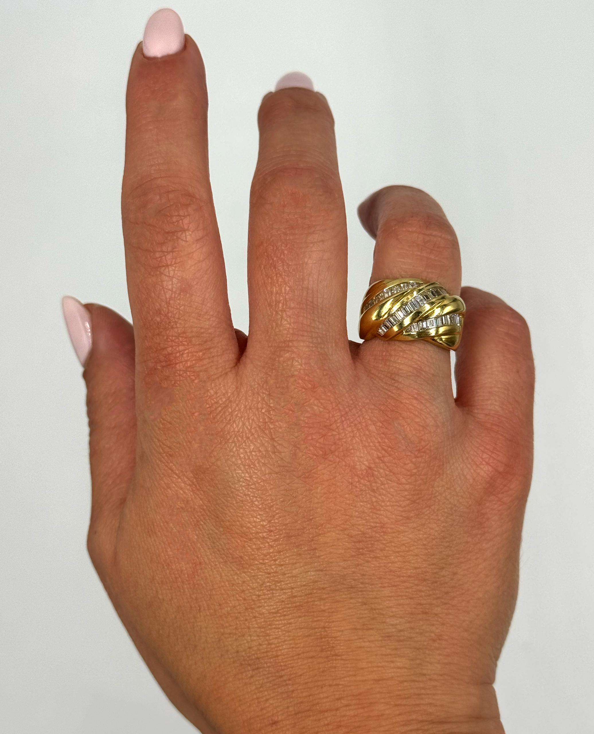 Vintage 18K Gold Diamantring mit überlappenden Reihen von Baguette-Diamanten Damen im Angebot