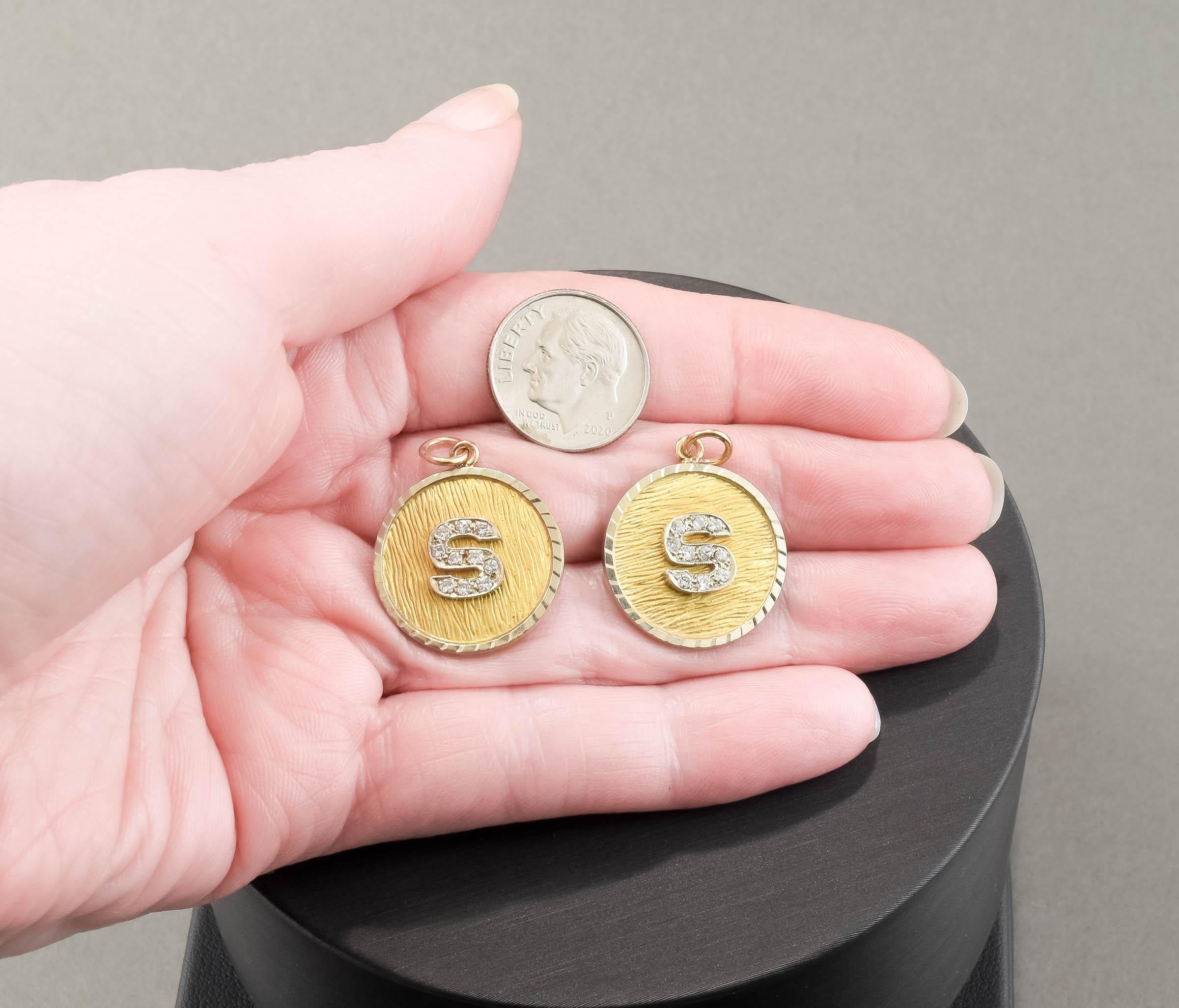 18 Karat Gold Diamant-Medaillon-Anhänger mit S-Motiv (Brillantschliff) im Angebot