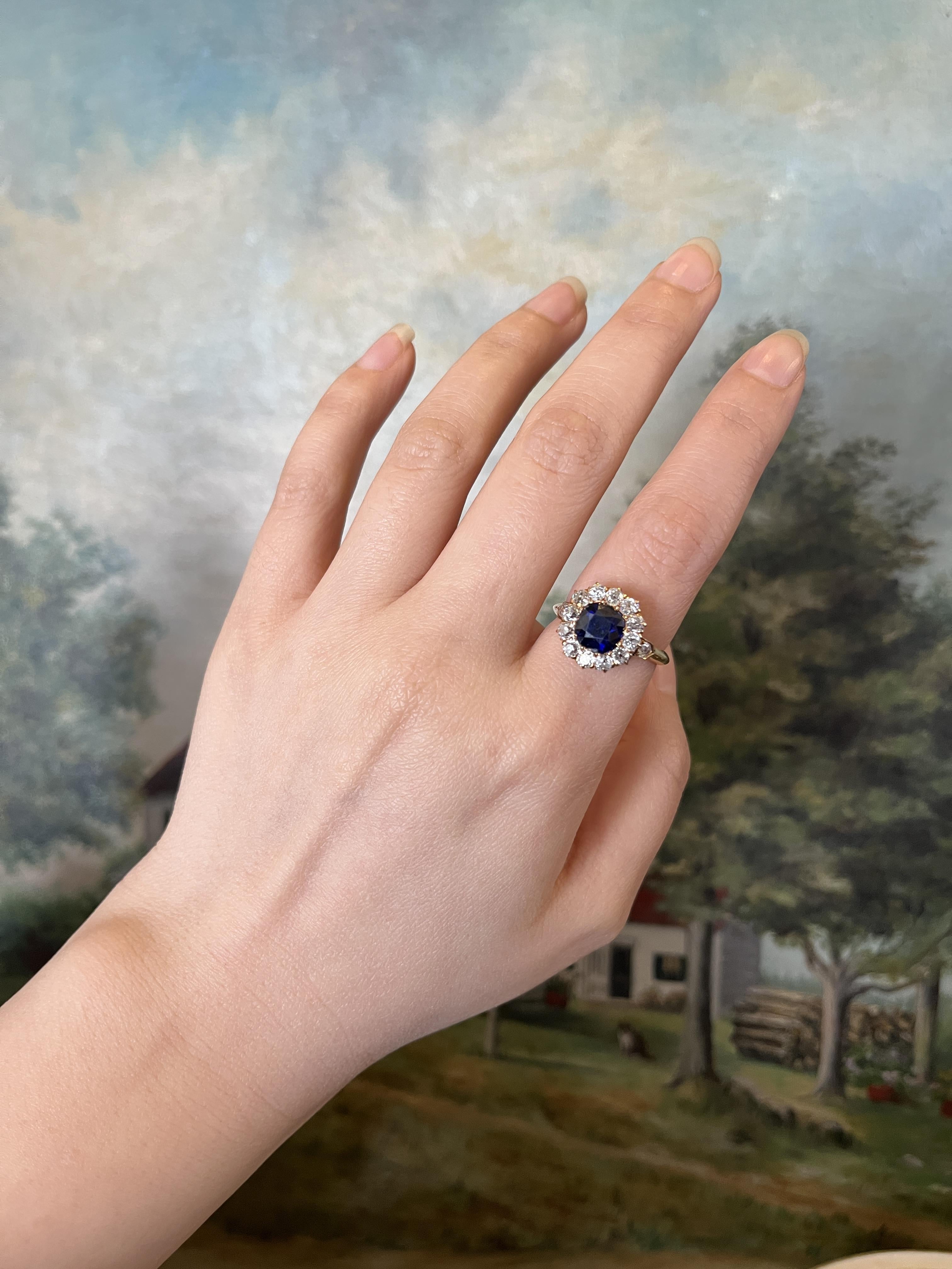 Anello vintage con zaffiro e diamante in oro 18 carati

Dimensioni approssimative:
6,5 (misura dell'anello)
Circa 1,40 carati (diamanti)
Circa 2,70 carati (zaffiro)
5,2 grammi di peso.

** I diamanti e le pietre colorate sono misurati nella misura