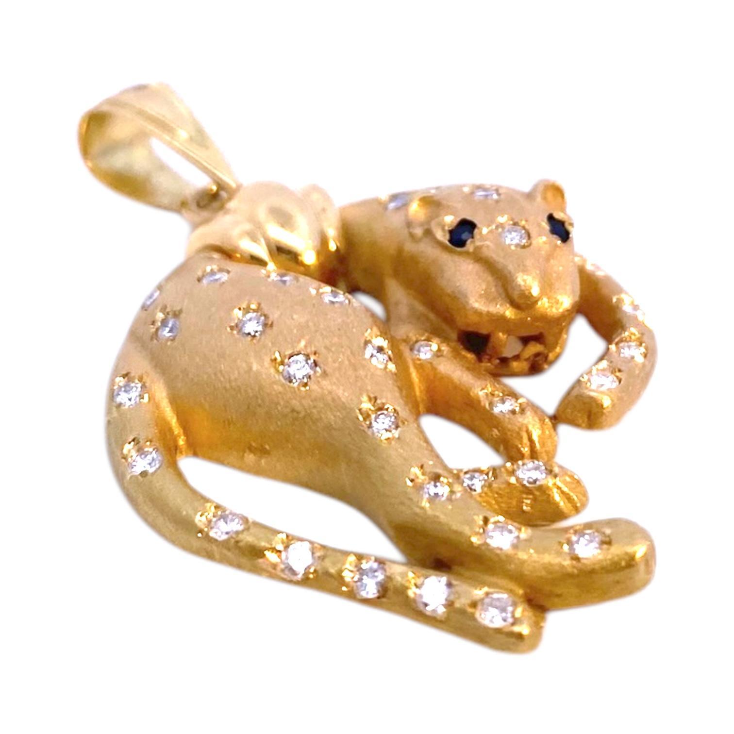 Realizzato in oro giallo 18 carati, il ciondolo presenta il disegno di una pantera ornata da diamanti a taglio brillante. Il pezzo presenta zaffiri blu rotondi che ne esaltano il fascino.
Diamanti: 0,5 ctw. Chiarezza: SI1-SI2, Colore: F-G
Zaffiri