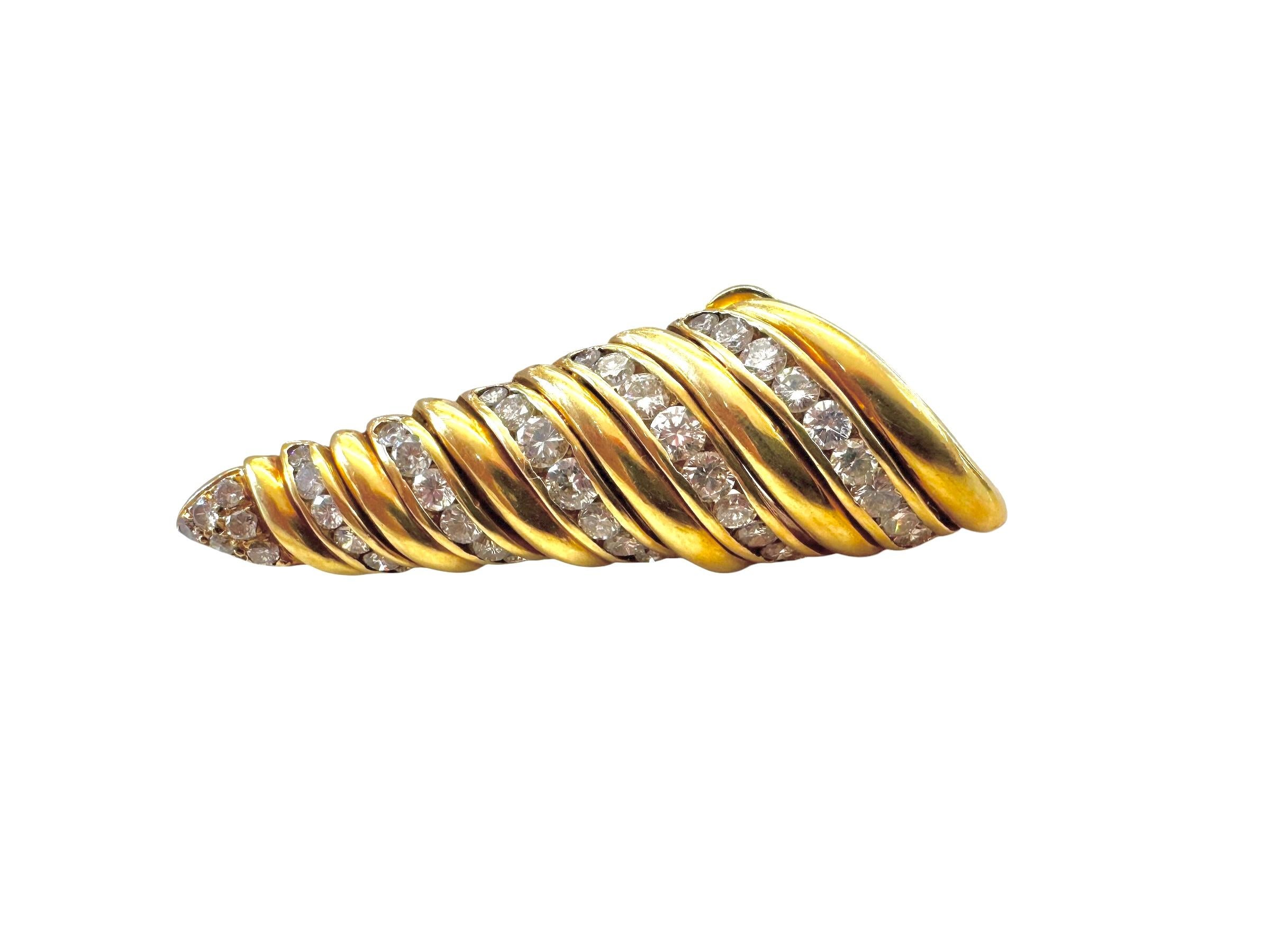 Vintage 18K Gold Diamond Spiral Tapered Earrings In Excellent Condition For Sale In Great Neck Plaza, NY