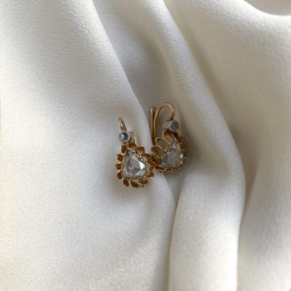18K (750°/00) and platinum lever back earrings. Each set with an old-cut diamond topped with a rose-cut diamond. 

Total weight of the old-cut diamonds : around 0.40 carat 

Dimension of the diamonds : 6.55 x 5.50 X 1 mm

Estimated diamond