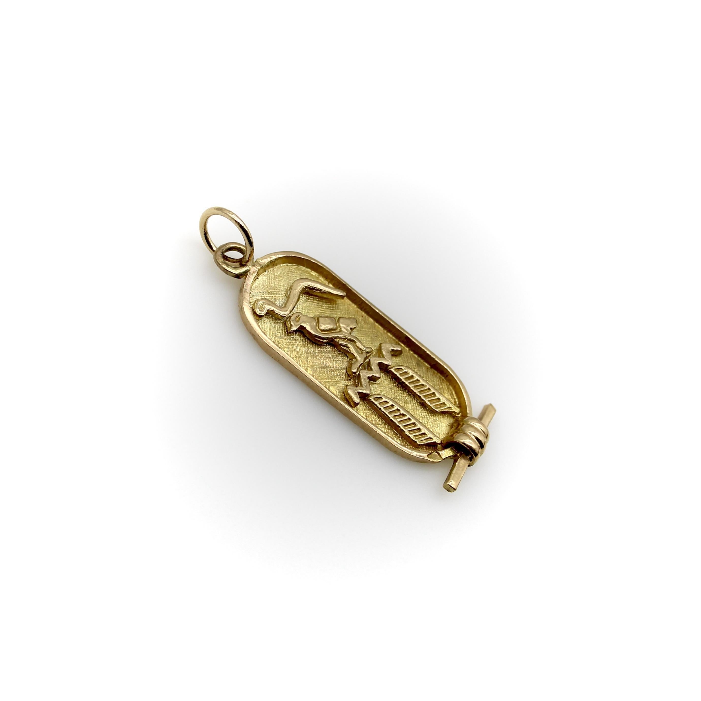 Colgante vintage de oro de 18 quilates con placa jeroglífica egipcia Moderno en venta