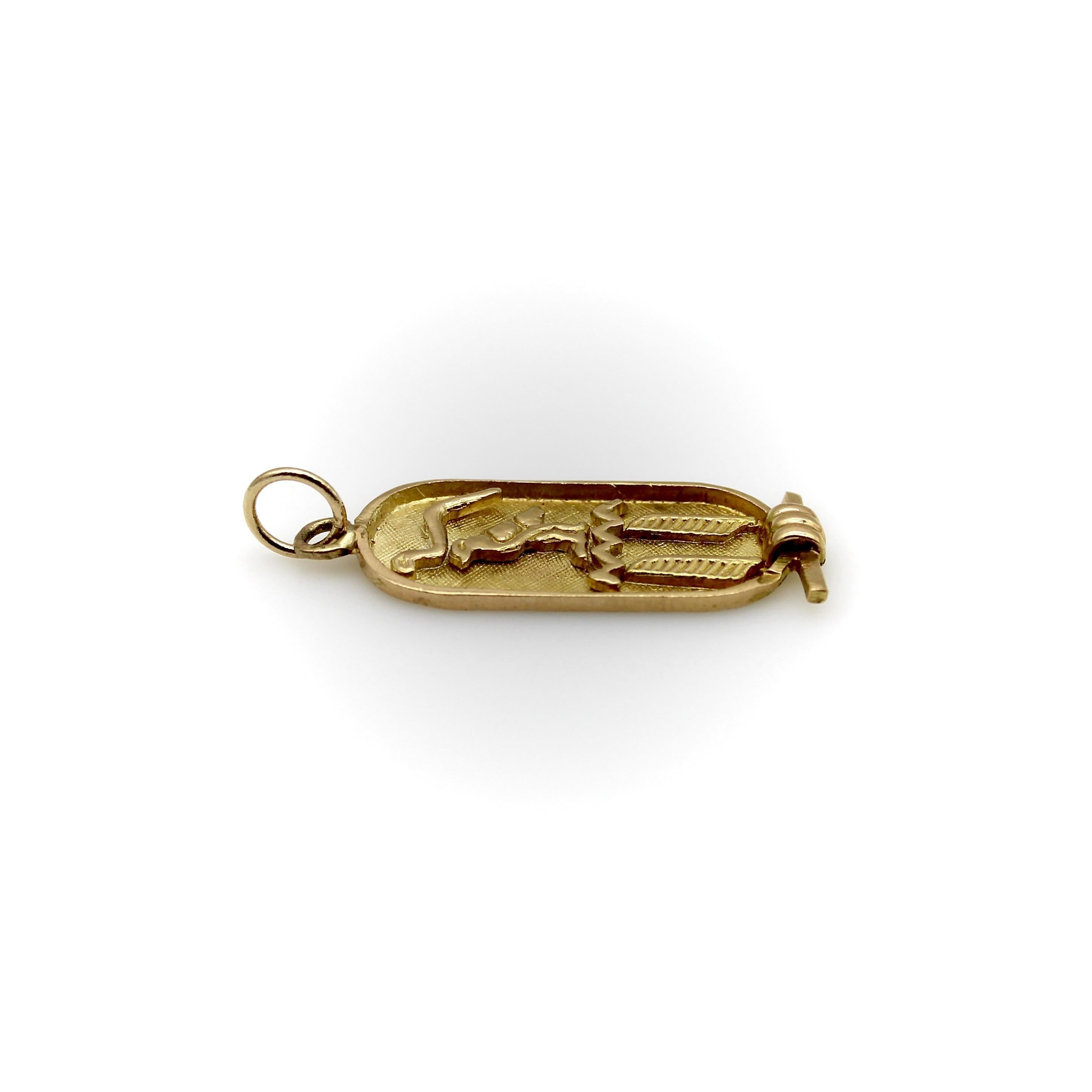 Colgante vintage de oro de 18 quilates con placa jeroglífica egipcia en Bueno estado para la venta en Venice, CA