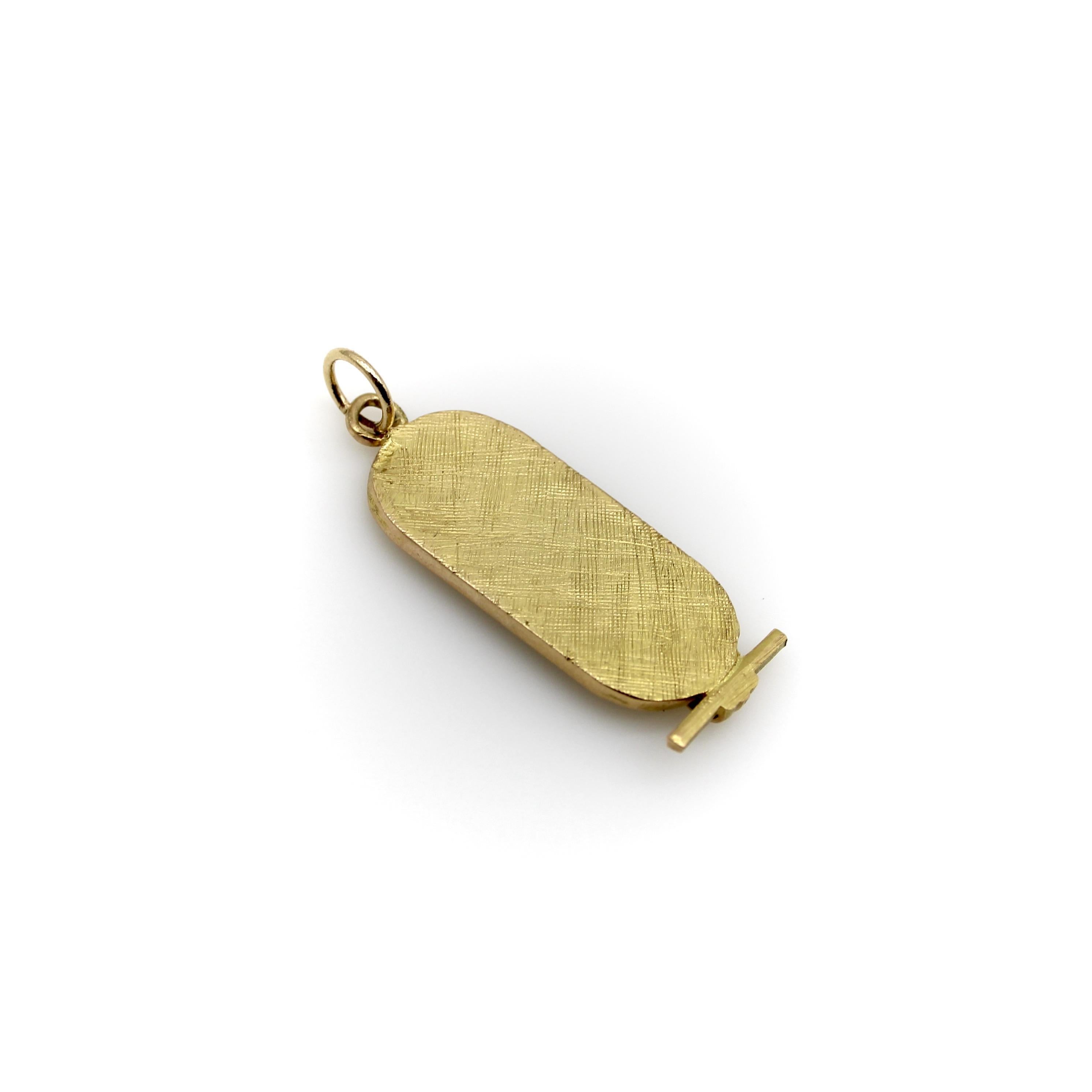 Femenino o masculino Colgante vintage de oro de 18 quilates con placa jeroglífica egipcia en venta