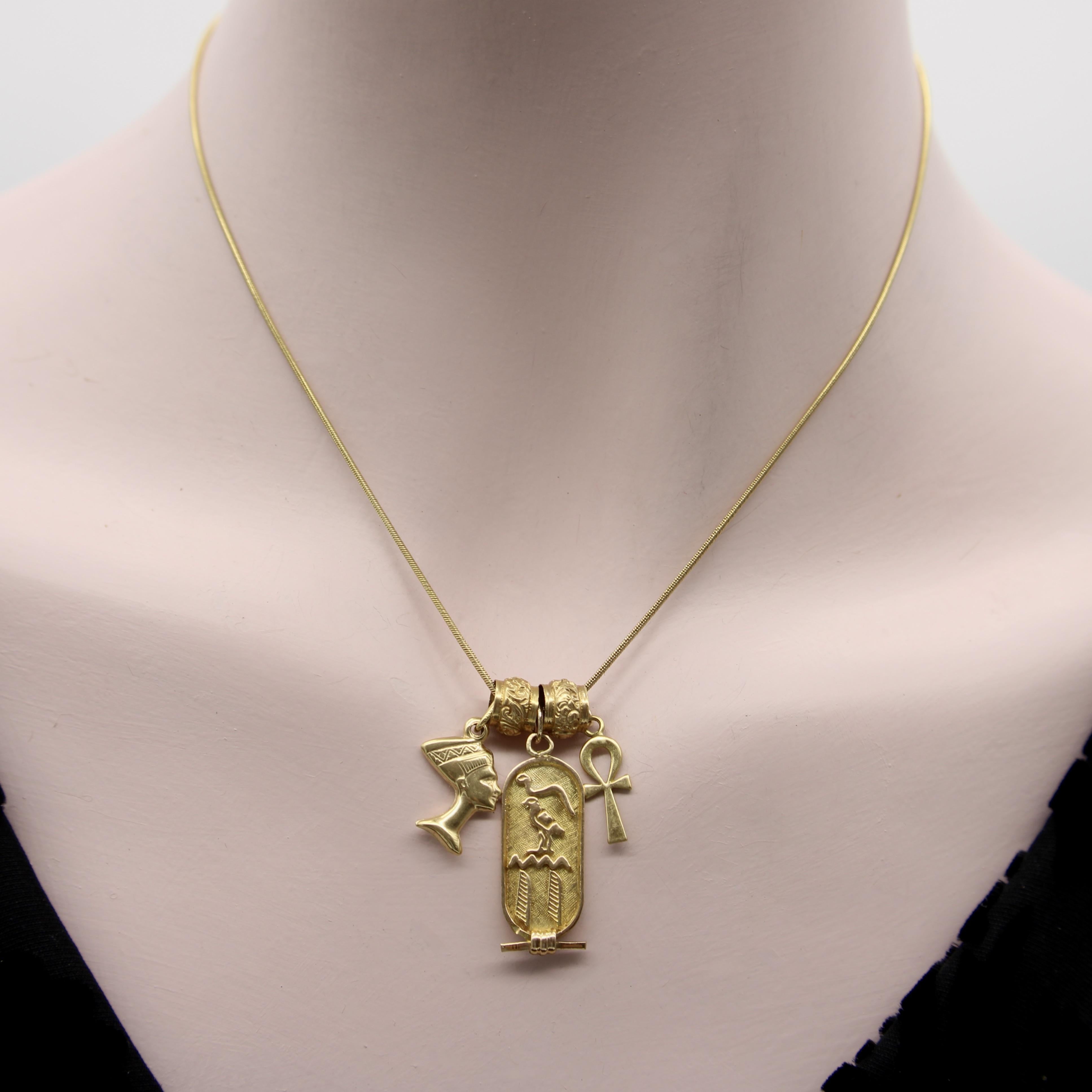 Colgante vintage de oro de 18 quilates con placa jeroglífica egipcia en venta 1