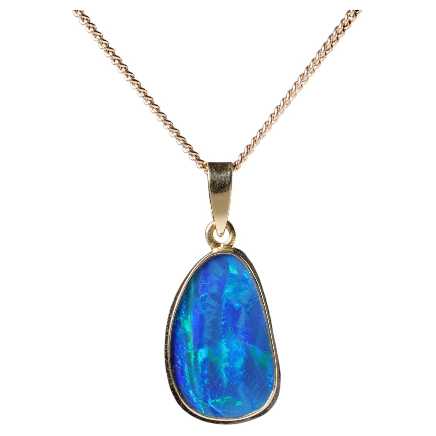 Ciondolo d'oro 18 carati in oro blu elettrico verde massiccio con opale australiana Boulder