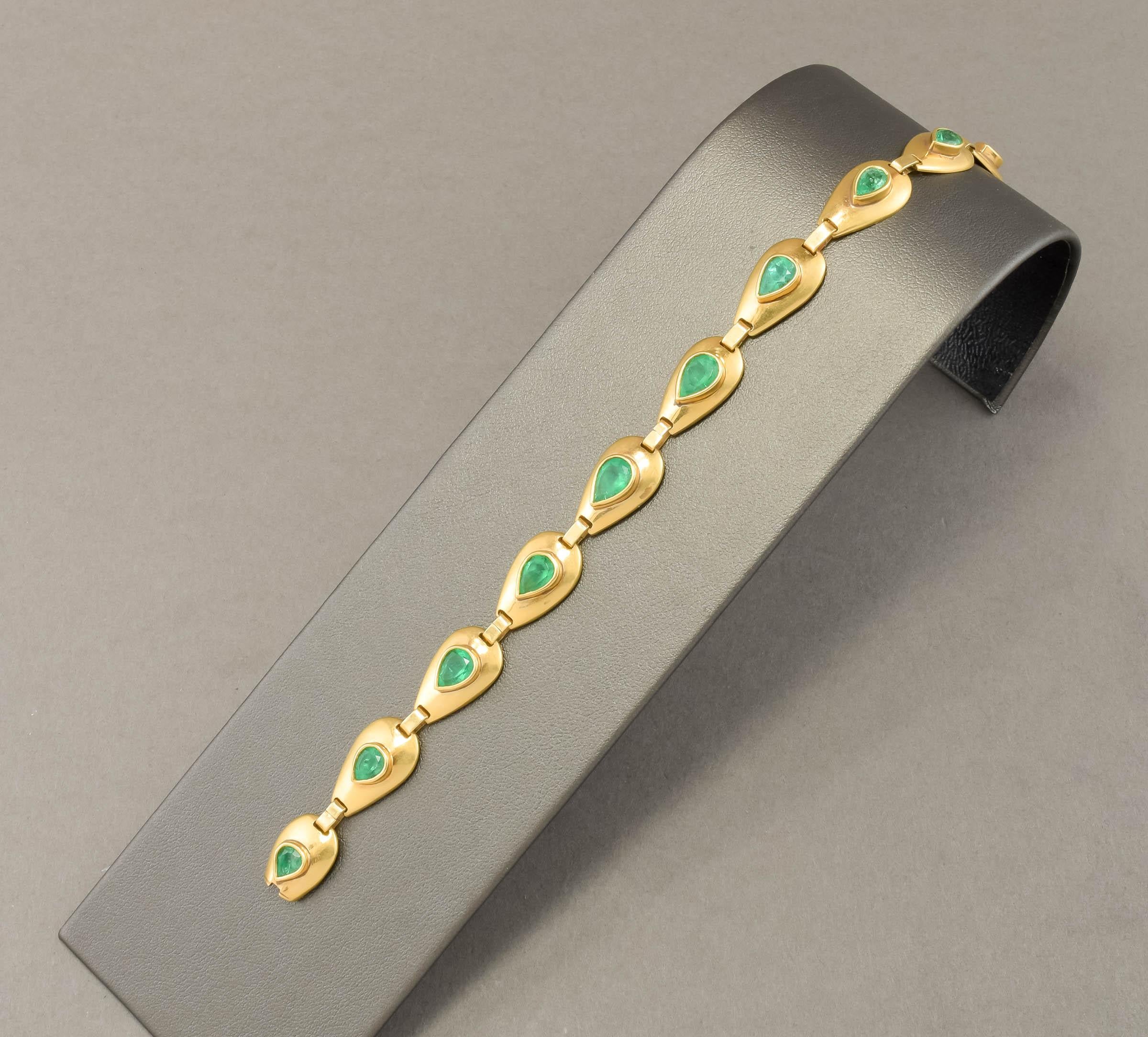 Women's Vintage 18K Gold Emerald Bracelet with Pear Cut Natural Emeralds