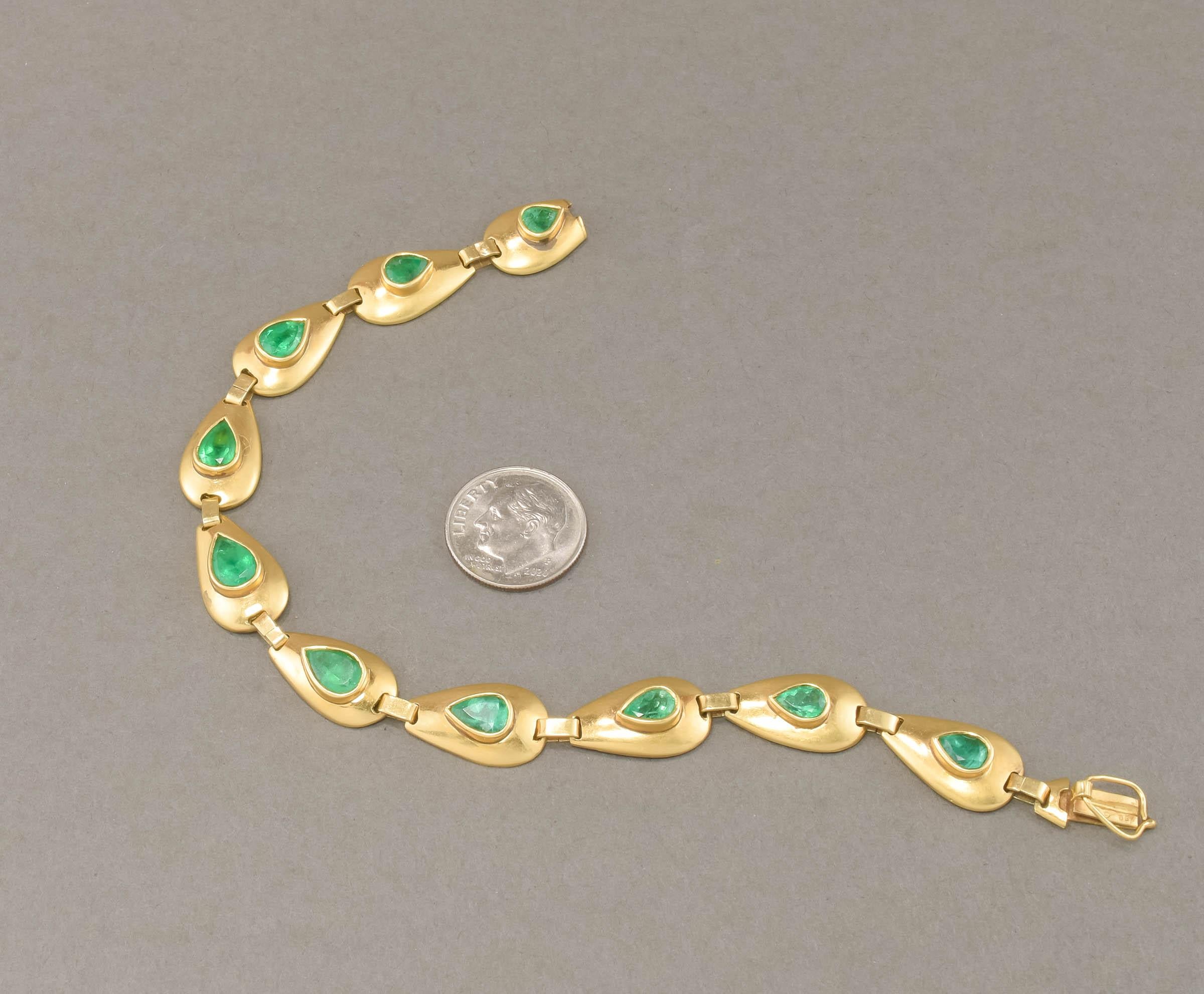 Modern Vintage 18K Gold Emerald Bracelet with Pear Cut Natural Emeralds