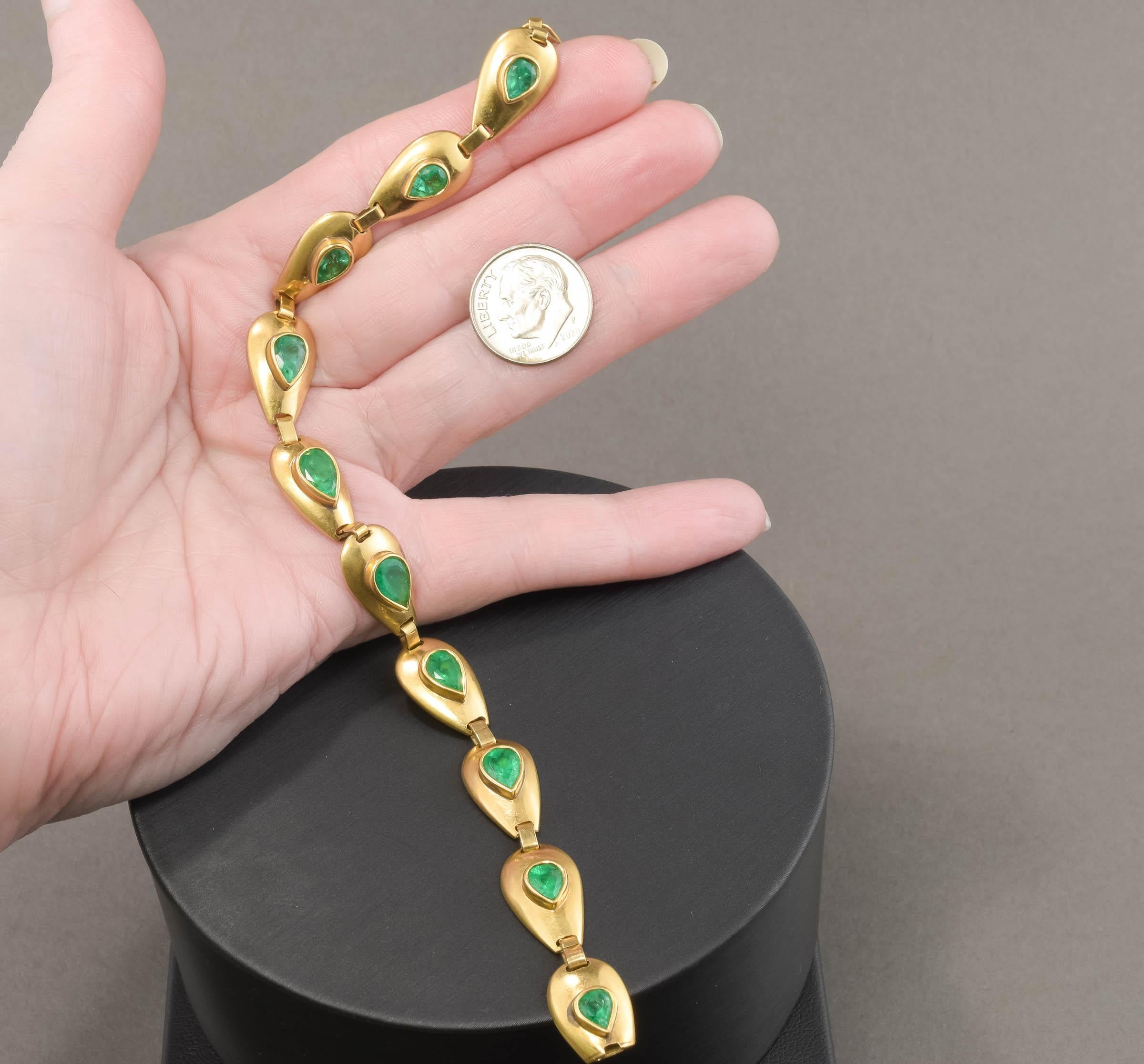 Vintage 18K Gold Emerald Bracelet with Pear Cut Natural Emeralds In Good Condition In Danvers, MA