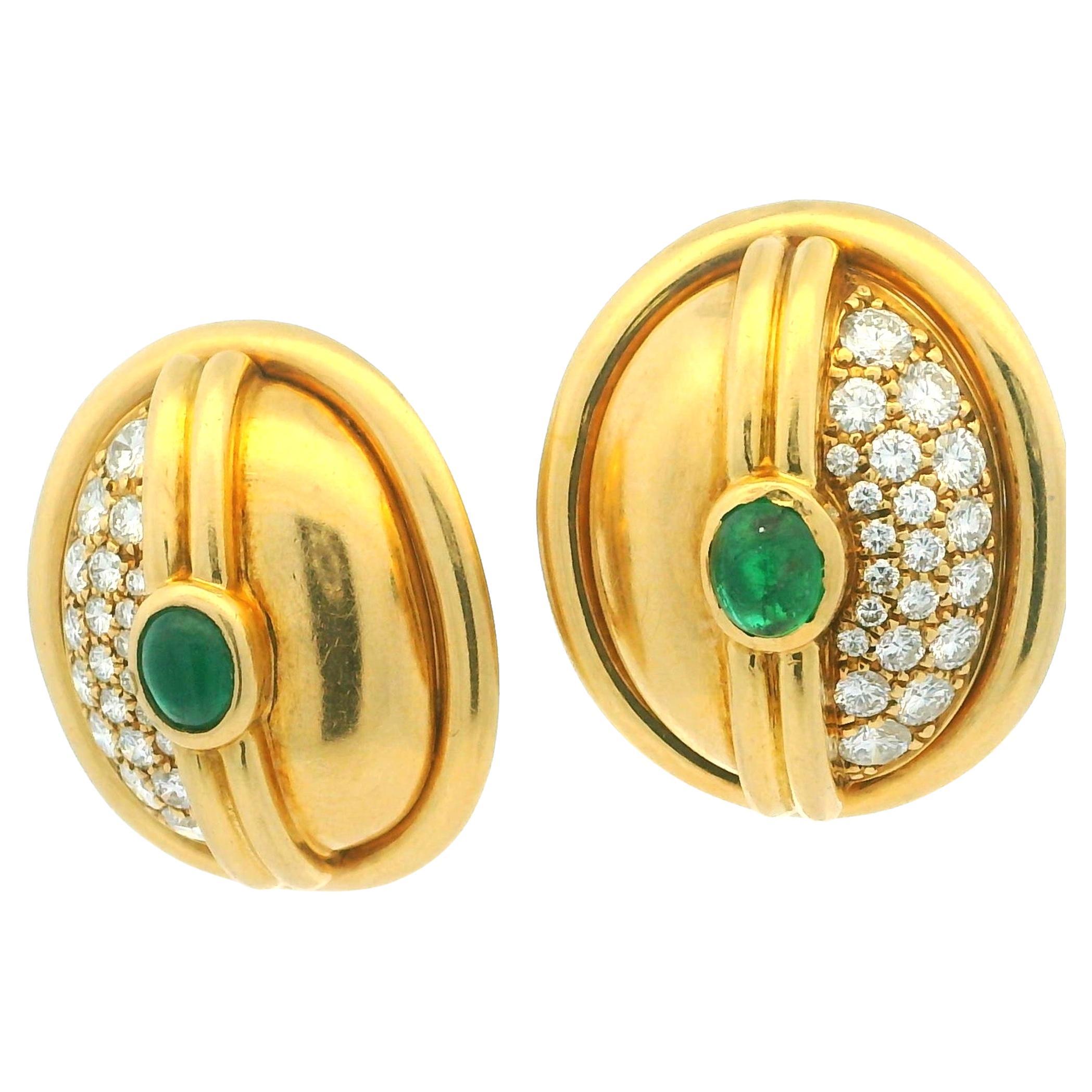 Diese luxuriösen Ohrringe aus 18-karätigem Gelbgold vereinen skulpturales Design mit erlesenen Edelsteinen. Sie sind eine luxuriöse Studie in Form und Glanz. Jeder gewölbte, ovale Ohrring zeigt einen zentralen Smaragd-Cabochon (insgesamt ca. 0,40
