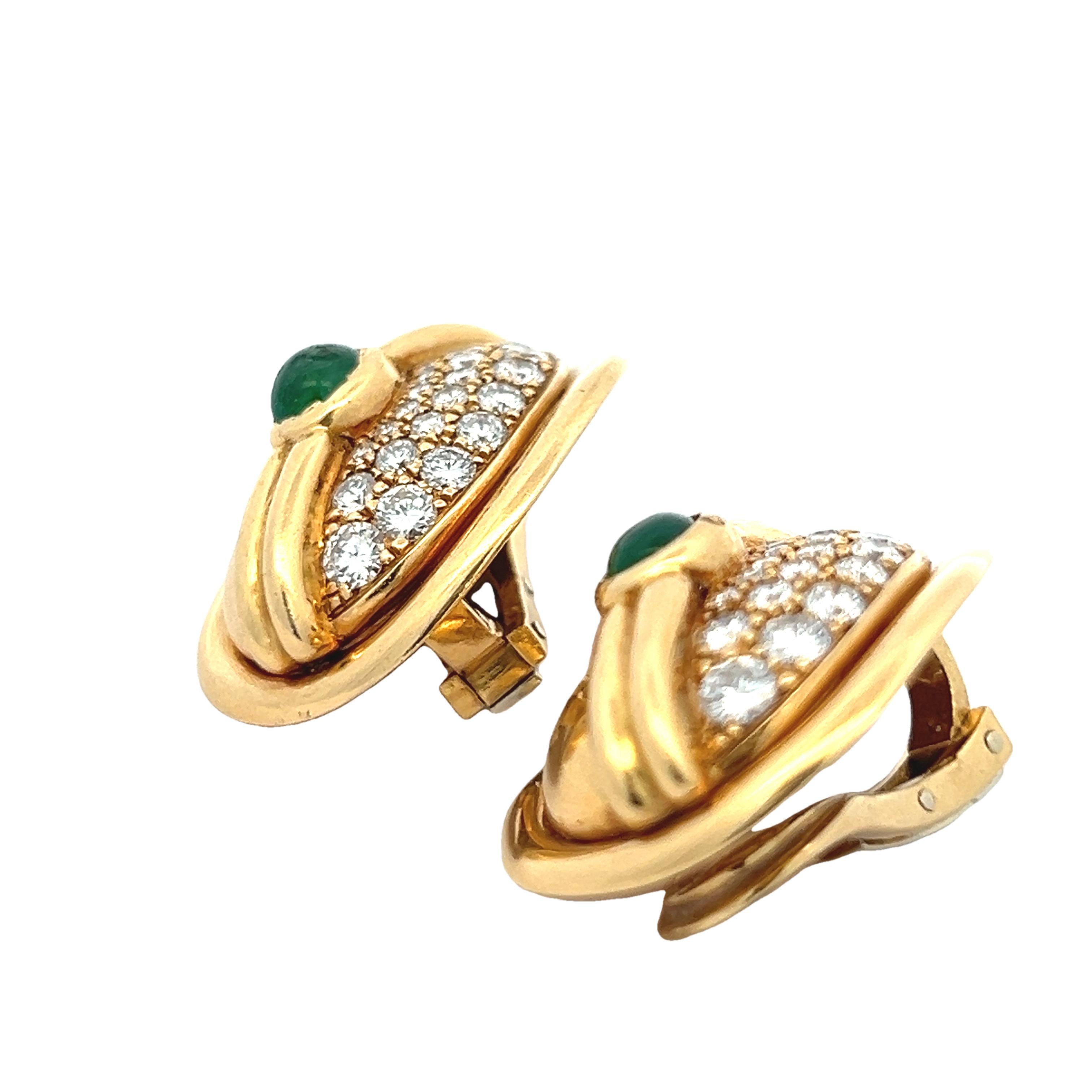 Vintage 18K Gold Smaragd & Diamant Clip-On Ohrringe, 1,7ct D-F VVS (Cabochon) im Angebot