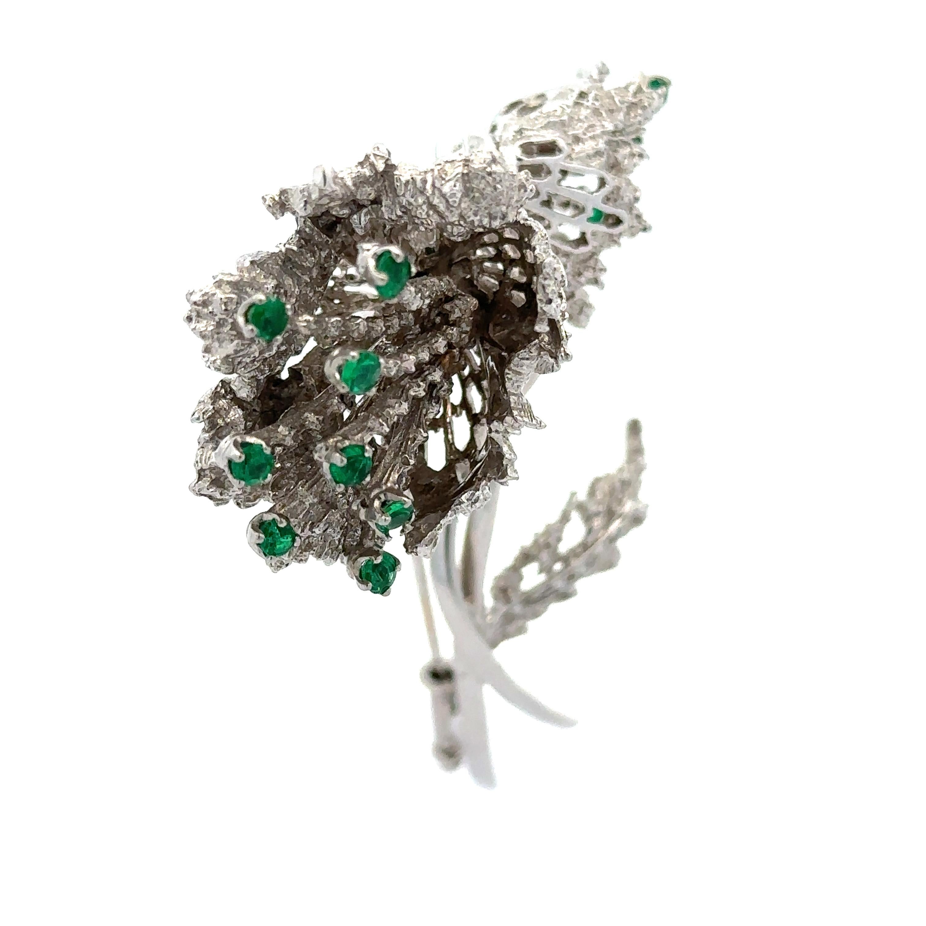 Vintage 18k Gold Emerald & Diamond en Tremblant Nugget Coral Flower Pin Brooch In Excellent Condition For Sale In Montclair, NJ