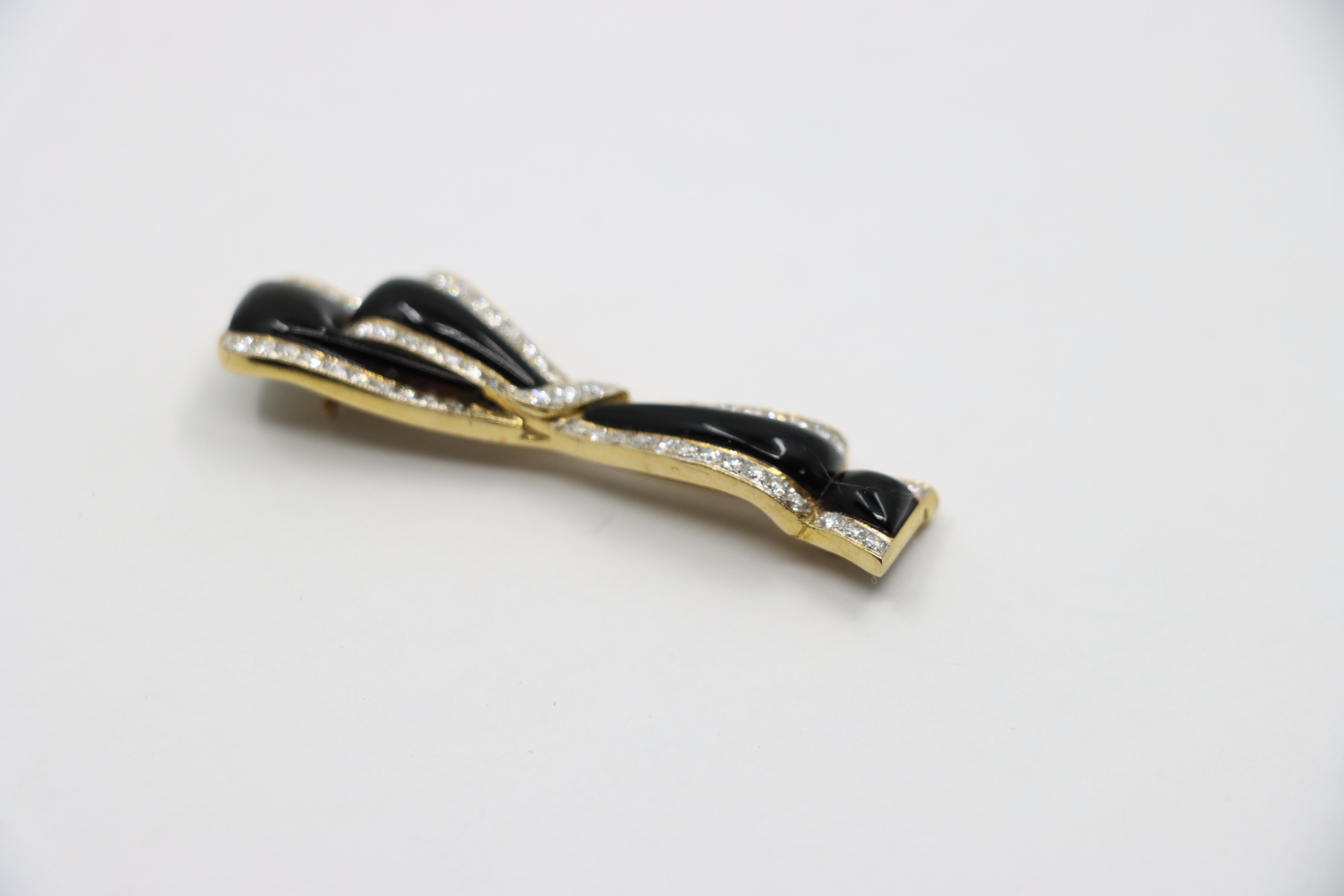 Round Cut Vintage 18K Gold Enamel Diamond Bow Tie Brooch For Sale