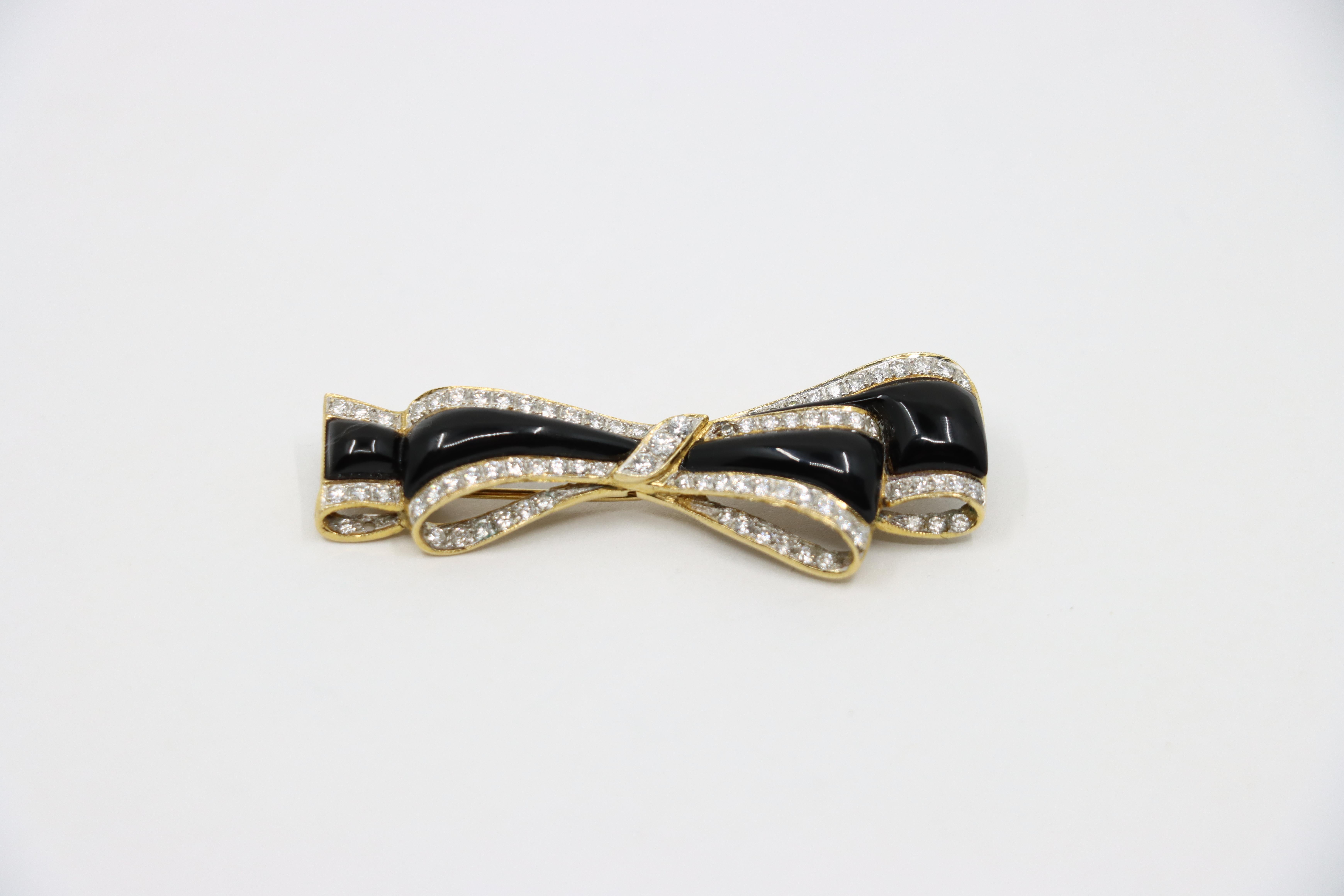 Vintage 18K Gold Enamel Diamond Bow Tie Brooch In Good Condition For Sale In Flushing, NY