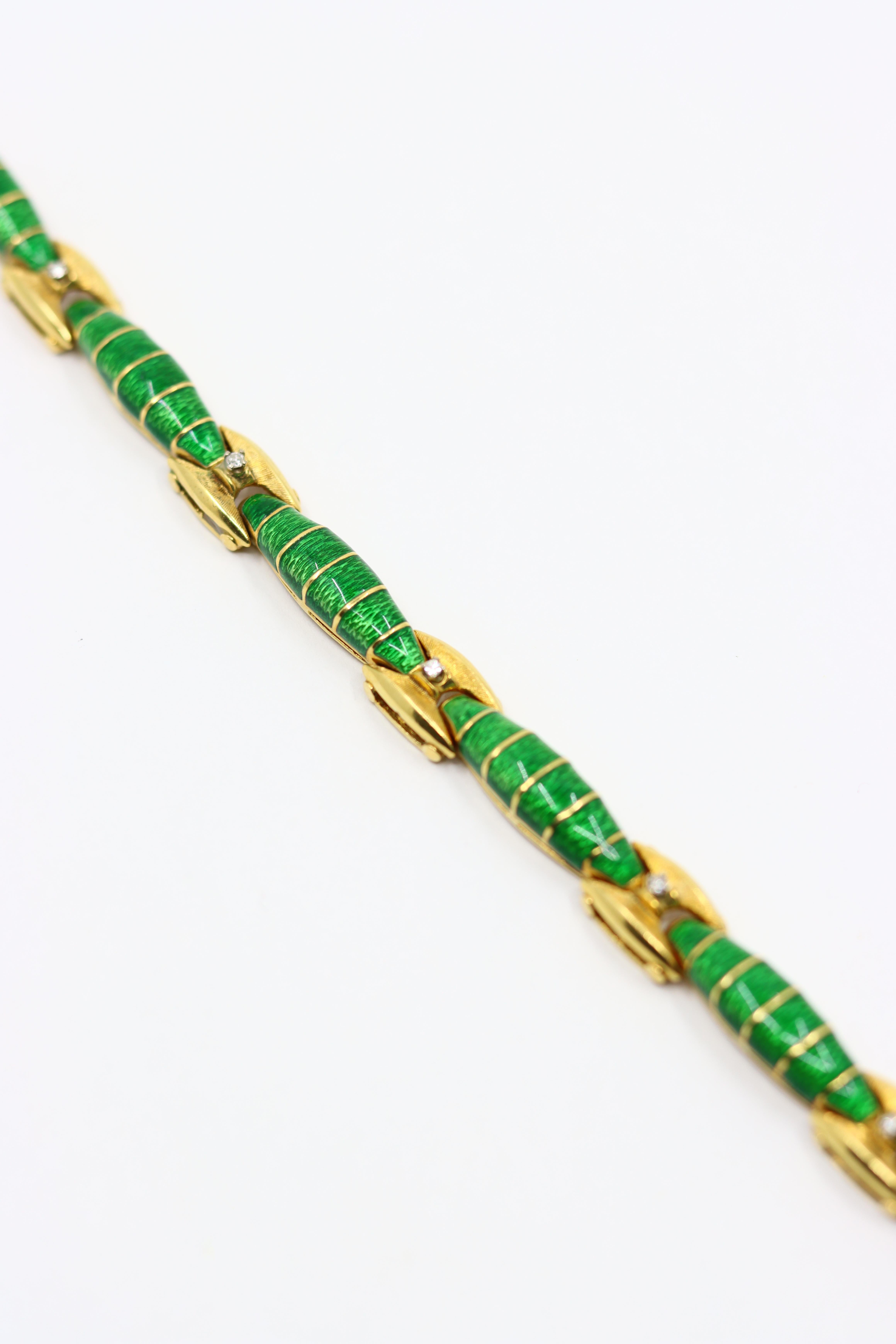 Bracelet vintage en or 18K avec émail et diamants en vente 4