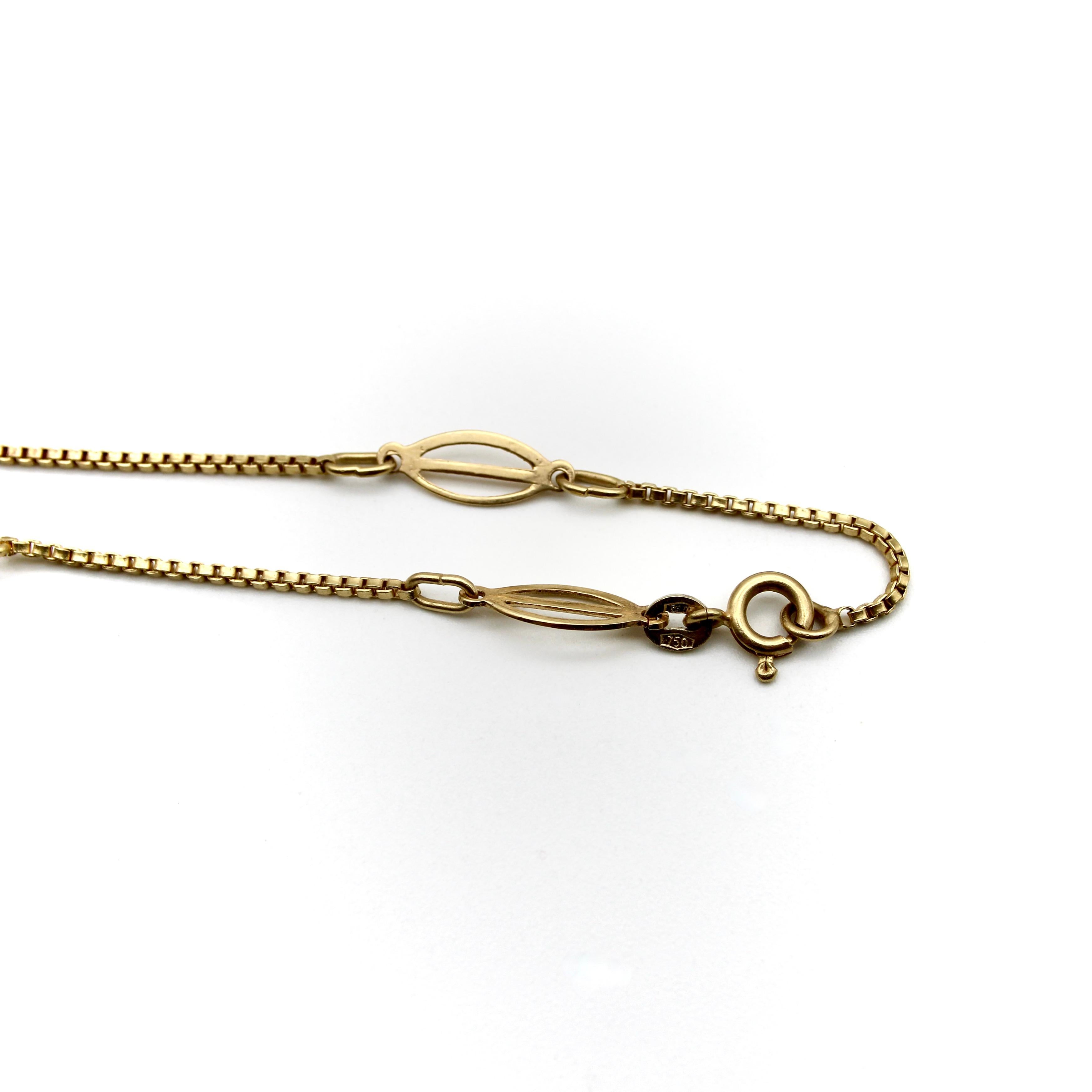 This 18k gold fancy link chain consists of elongated bisected oval links, sandwiched between sections of box link chain. The shape adds texture and reflects the light, making for a visually eye catching chain that is rhythmic is a way that is