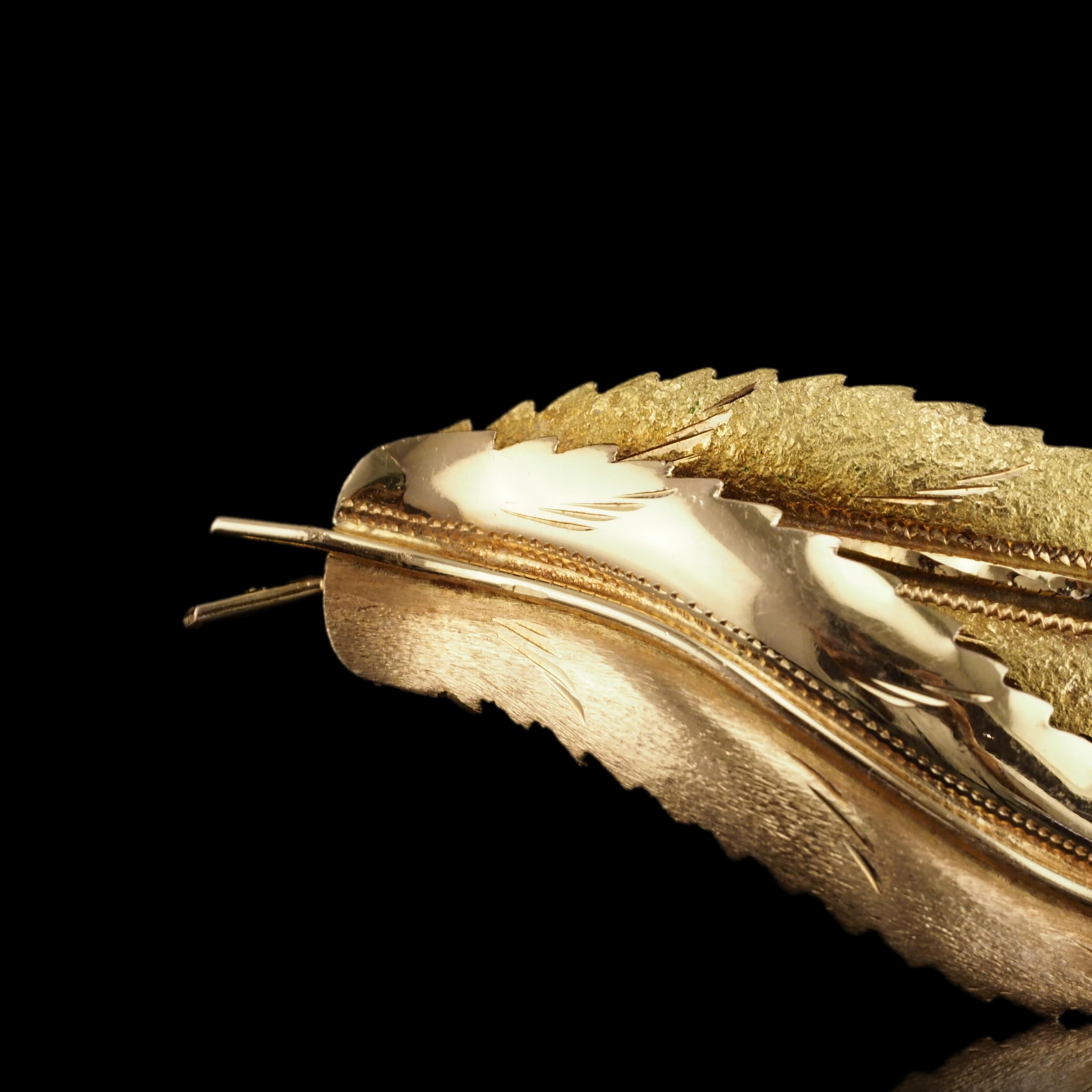 Federbrosche aus 18 Karat Gold mit strukturiertem Design und Federn im Vintage-Stil im Angebot 7