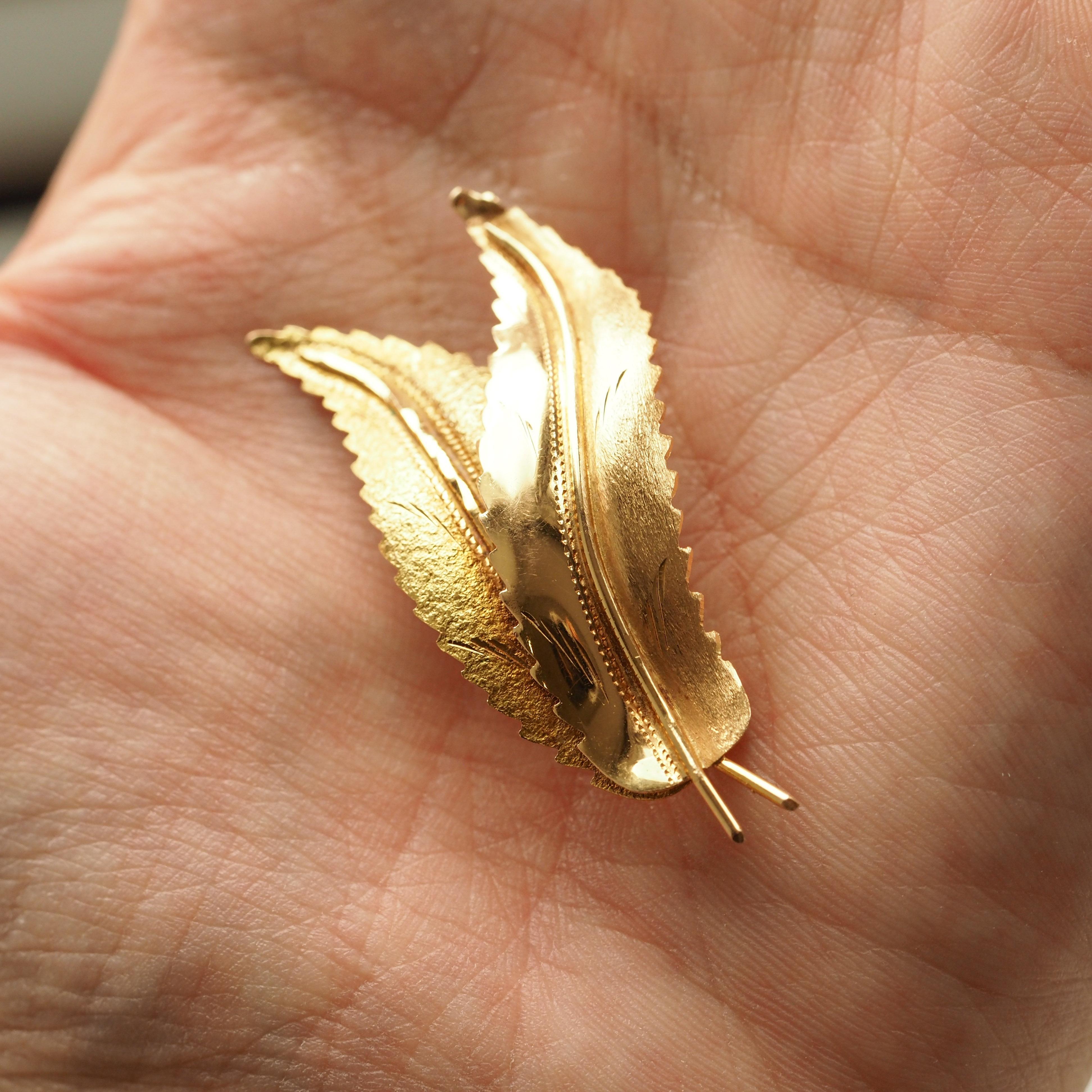 Federbrosche aus 18 Karat Gold mit strukturiertem Design und Federn im Vintage-Stil im Angebot 8