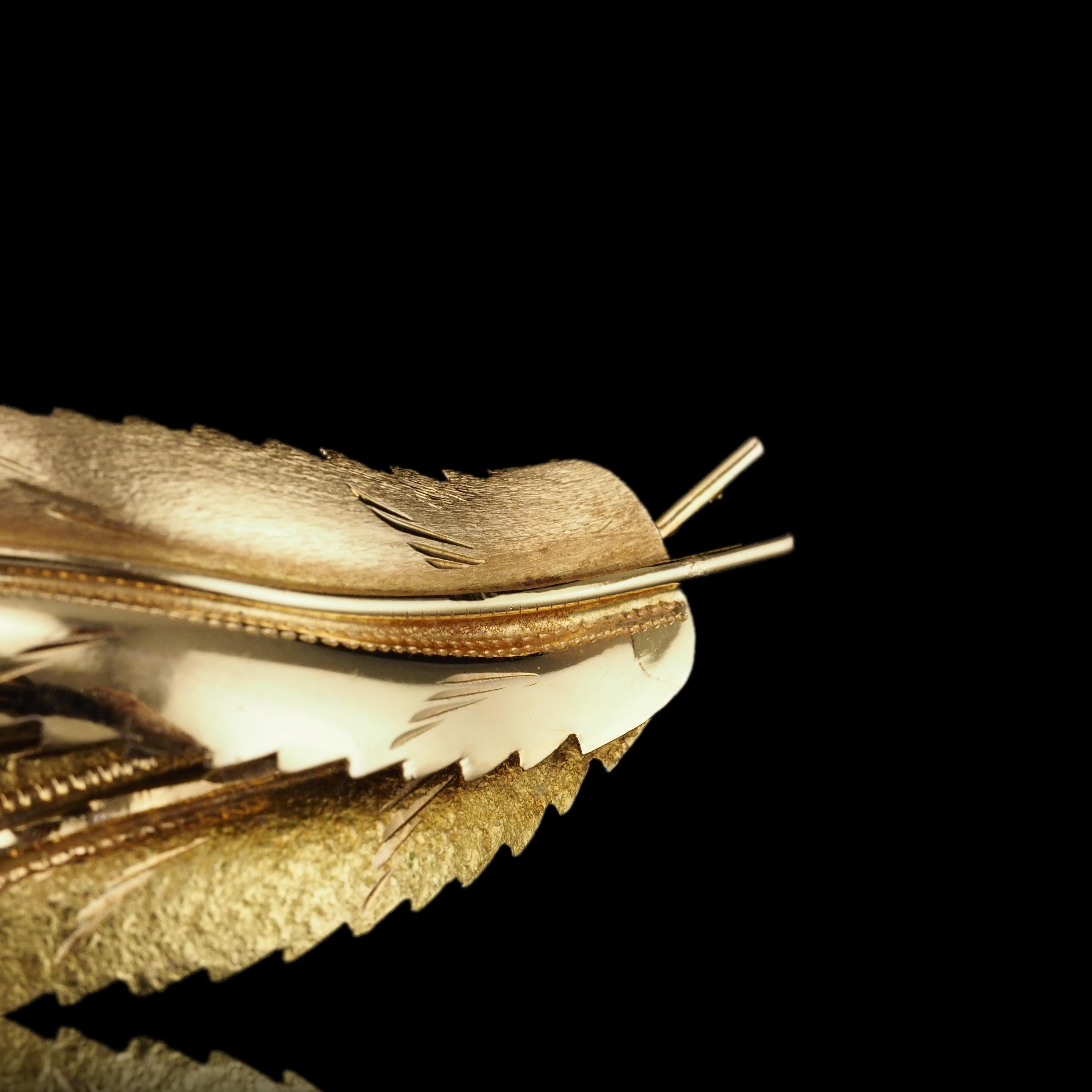 Federbrosche aus 18 Karat Gold mit strukturiertem Design und Federn im Vintage-Stil im Angebot 9