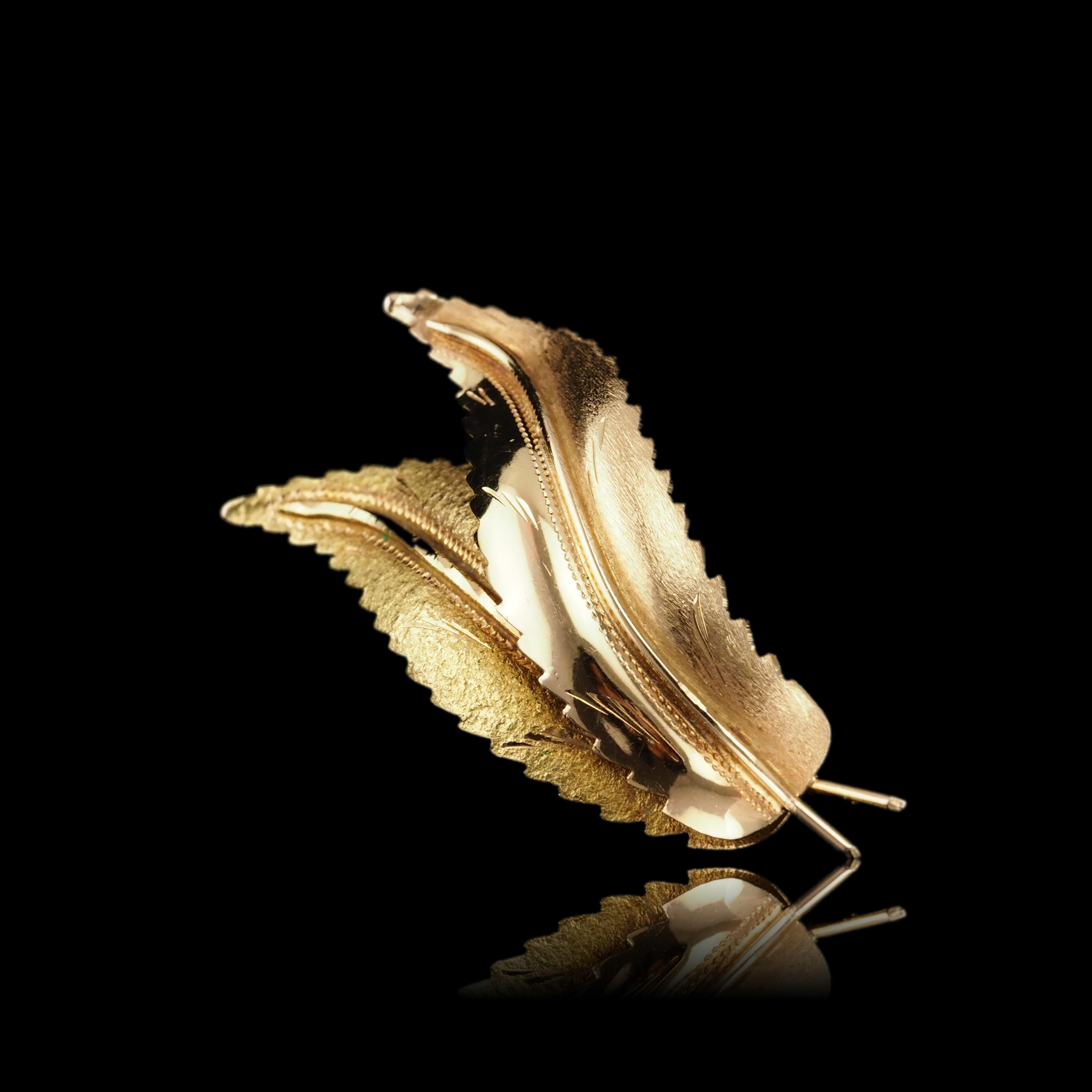 Federbrosche aus 18 Karat Gold mit strukturiertem Design und Federn im Vintage-Stil im Angebot 10