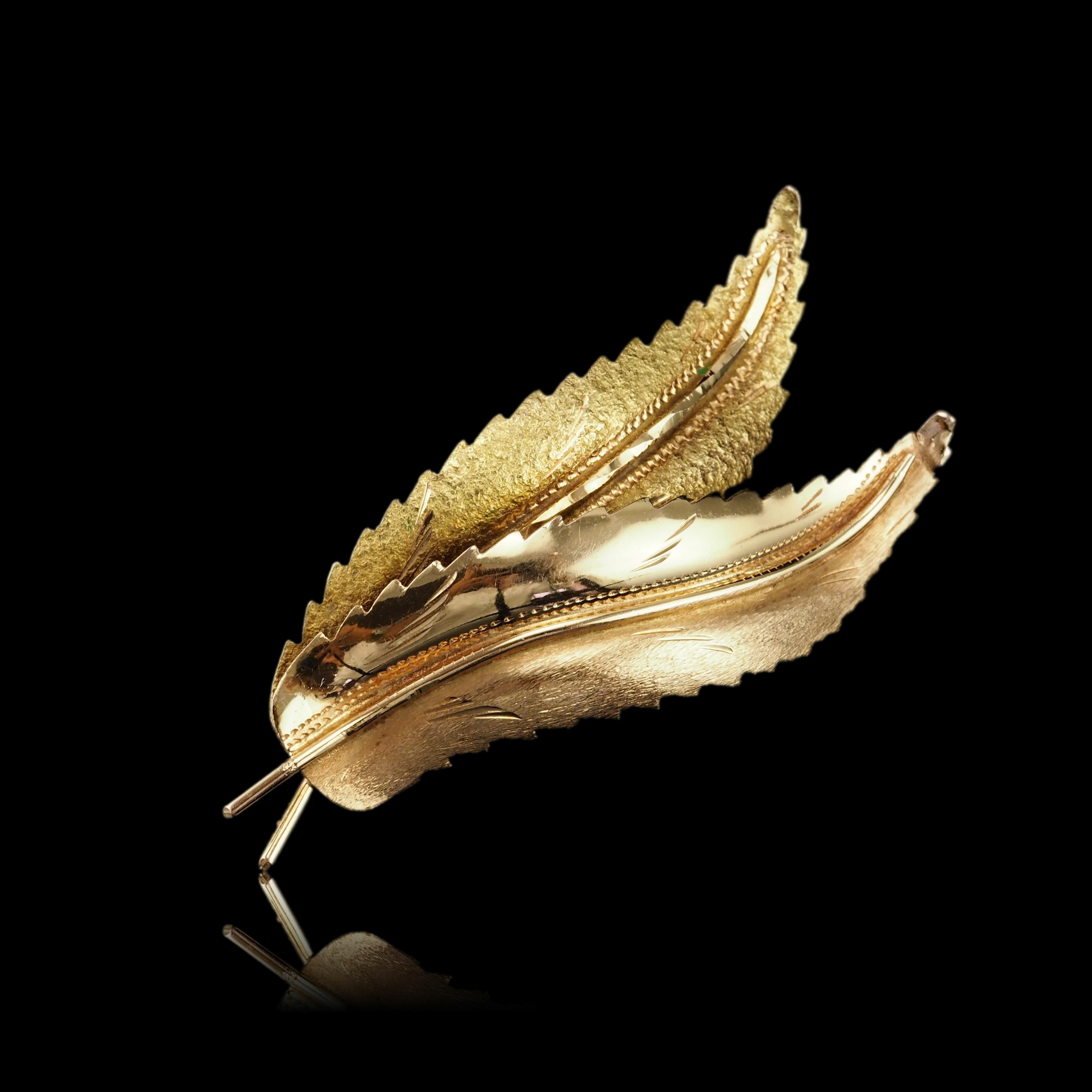 Federbrosche aus 18 Karat Gold mit strukturiertem Design und Federn im Vintage-Stil im Angebot 11