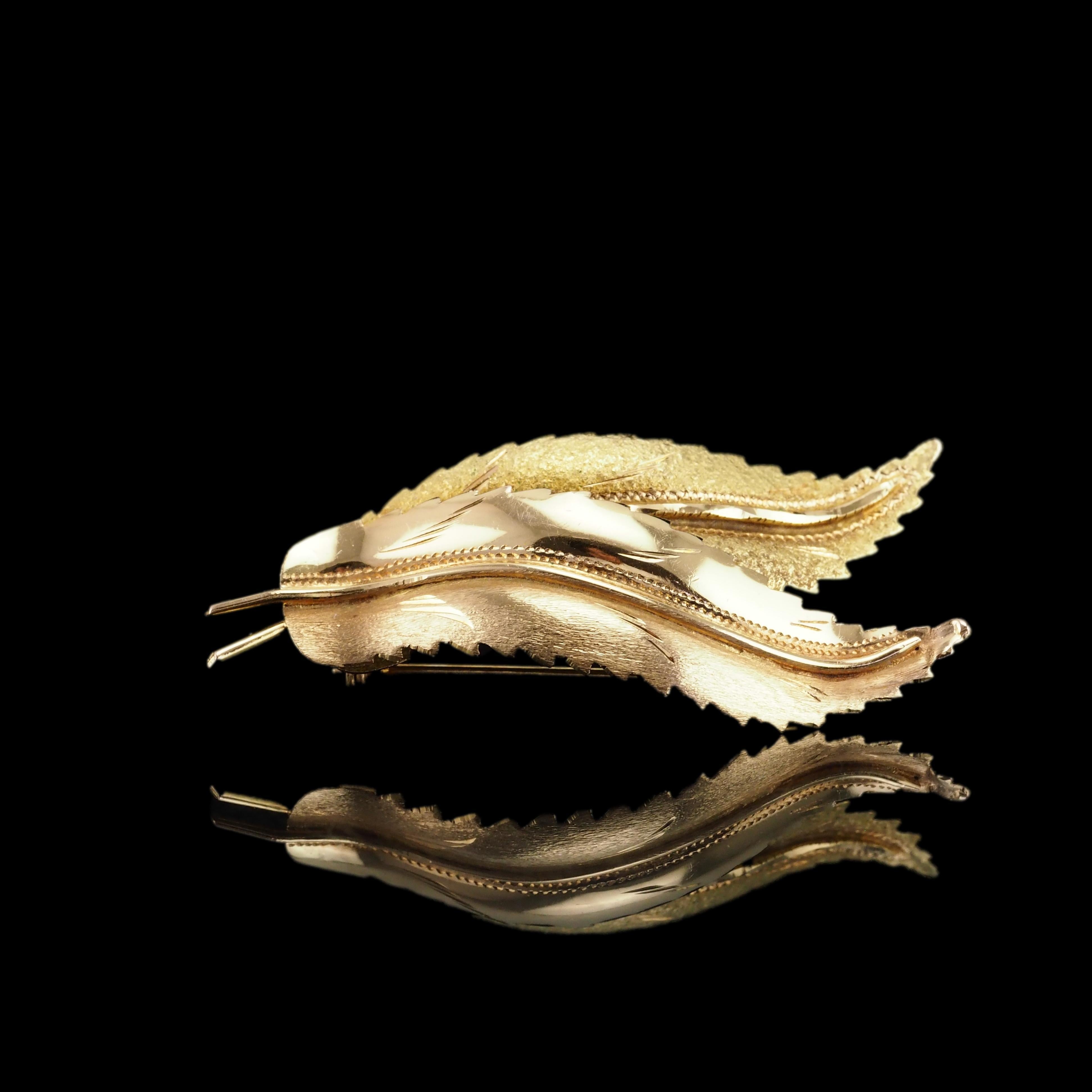 Federbrosche aus 18 Karat Gold mit strukturiertem Design und Federn im Vintage-Stil im Angebot 12