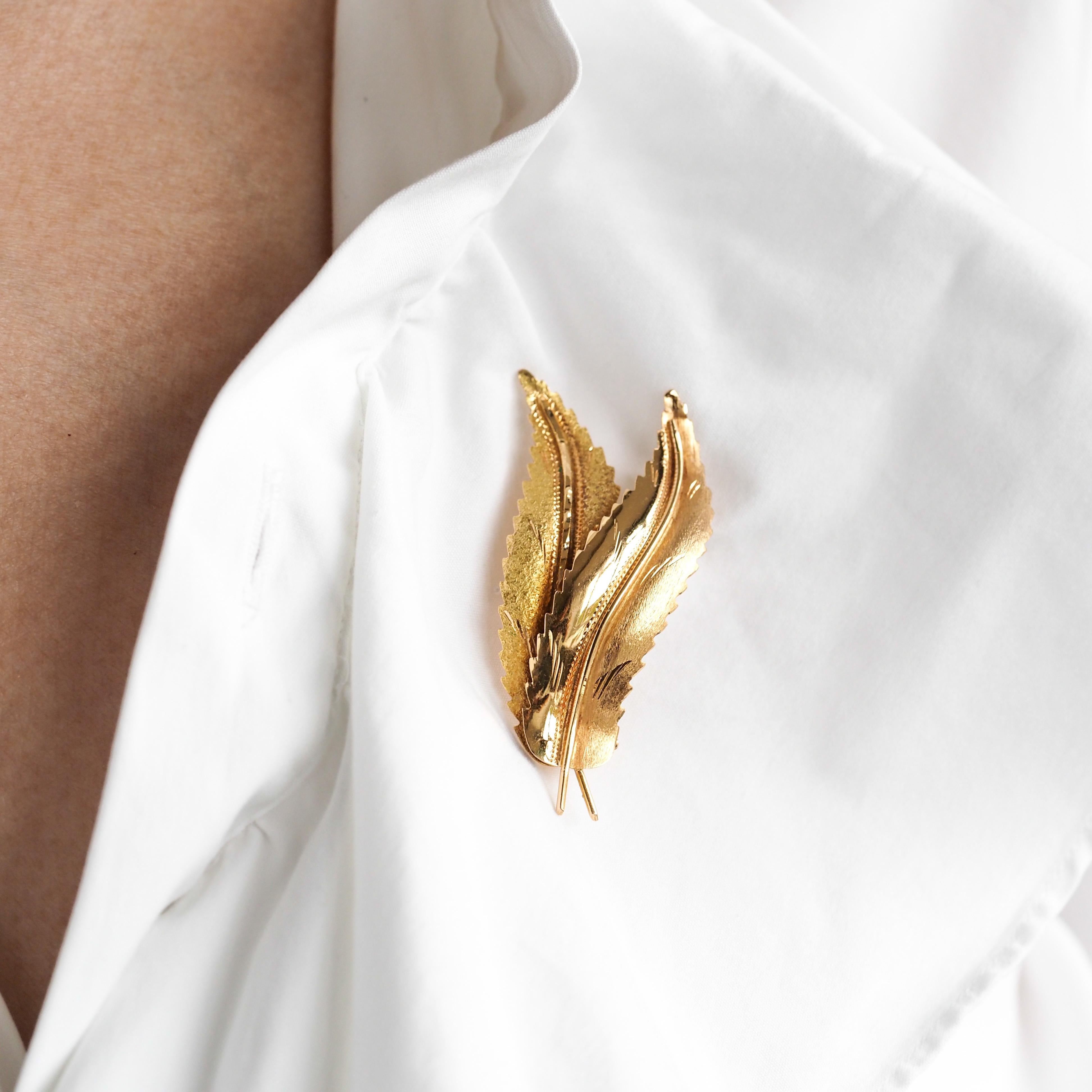 Federbrosche aus 18 Karat Gold mit strukturiertem Design und Federn im Vintage-Stil im Angebot 14