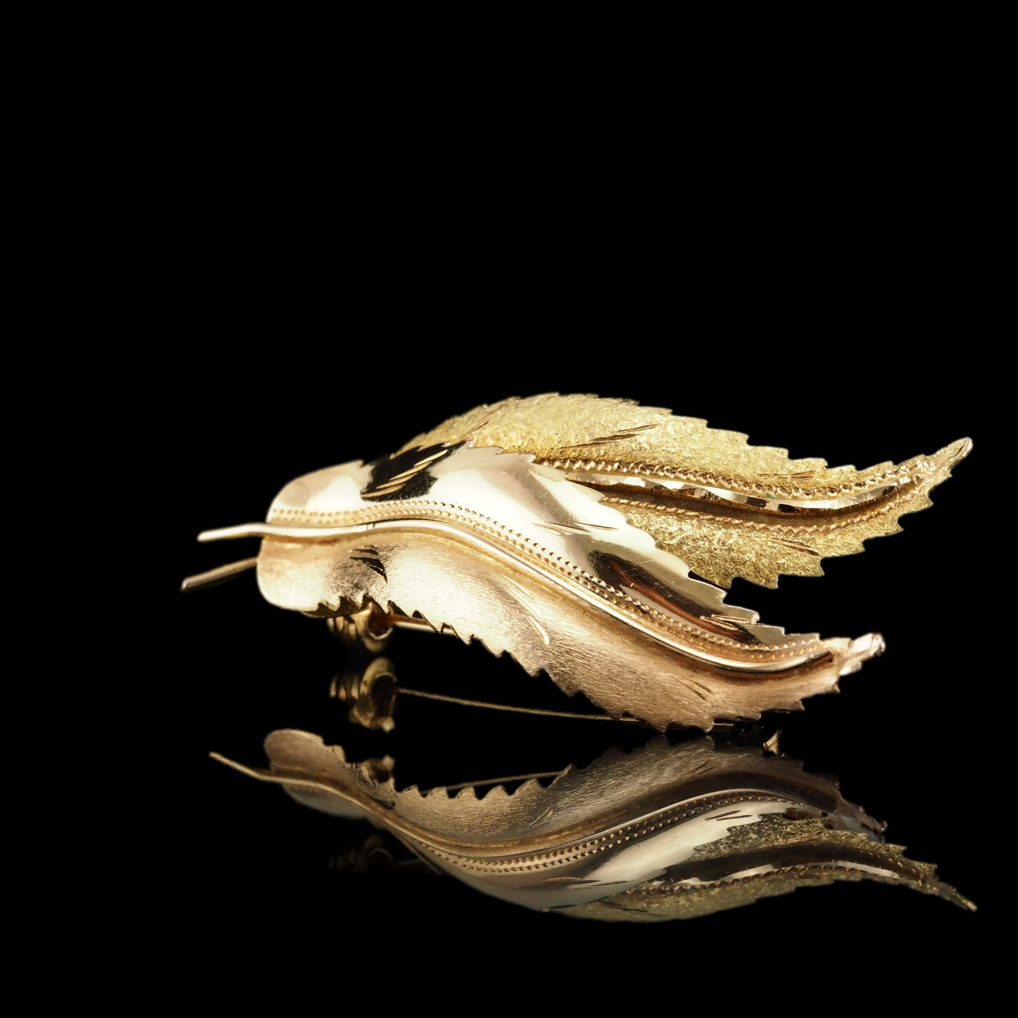 Federbrosche aus 18 Karat Gold mit strukturiertem Design und Federn im Vintage-Stil im Angebot 15