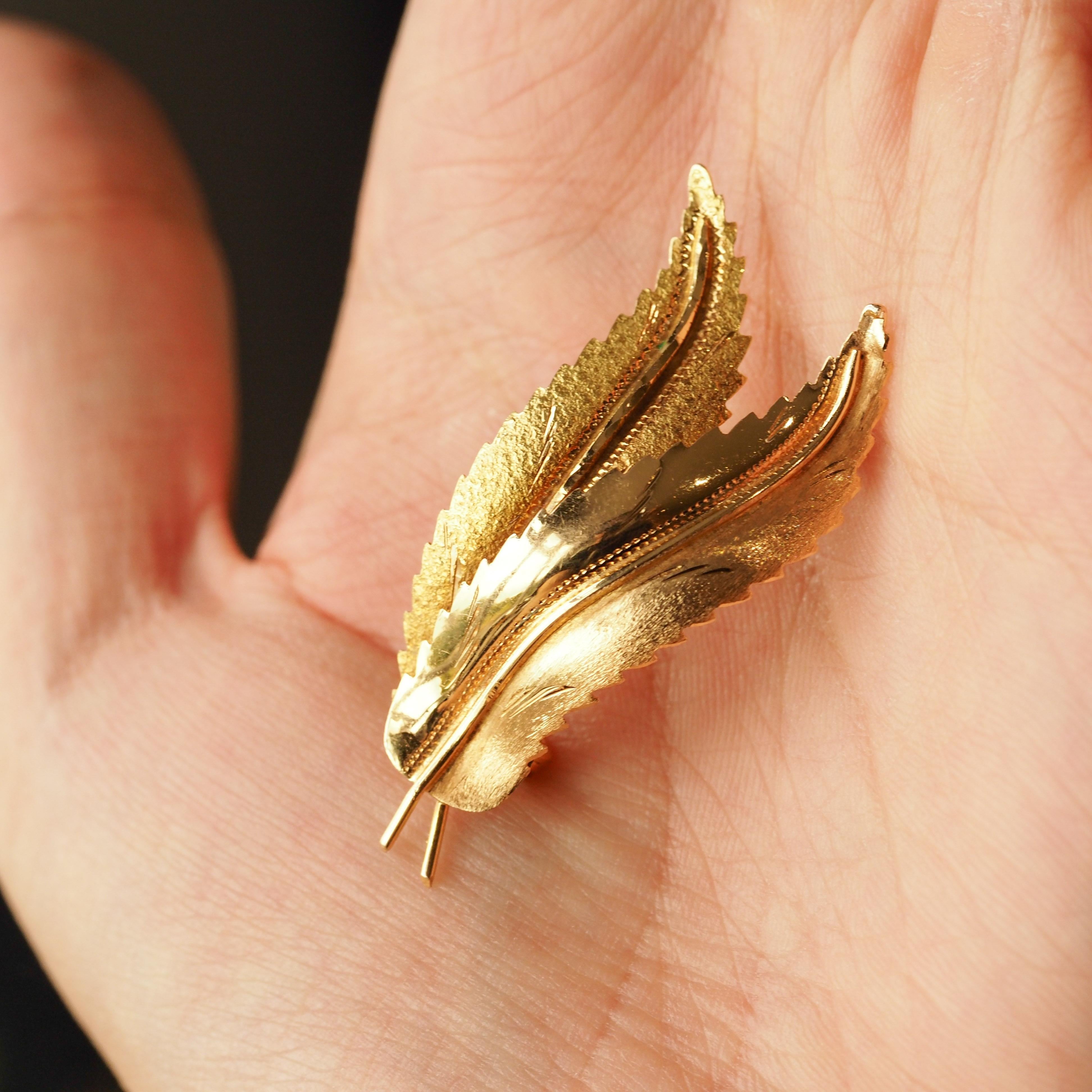 Federbrosche aus 18 Karat Gold mit strukturiertem Design und Federn im Vintage-Stil im Zustand „Gut“ im Angebot in London, GB