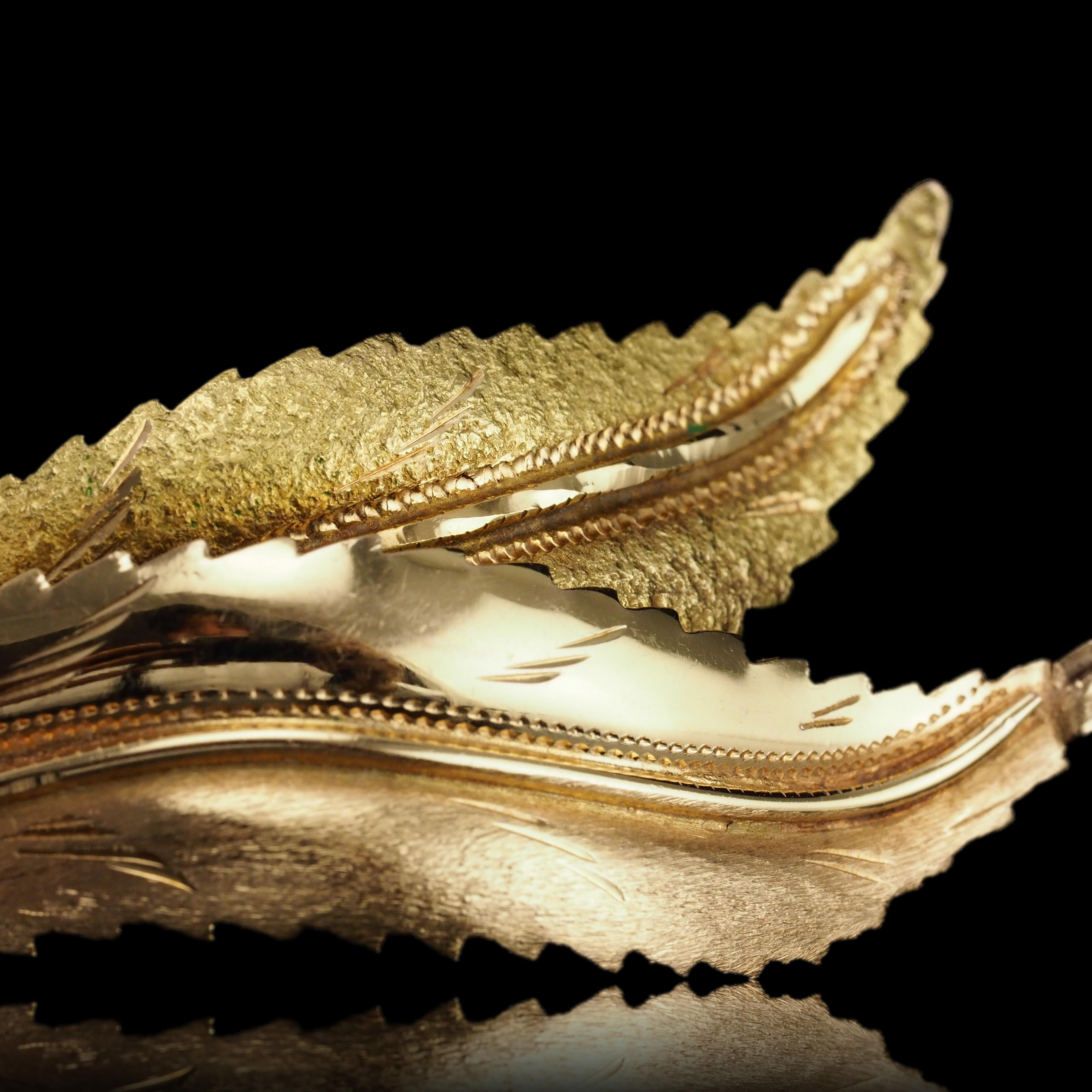 Federbrosche aus 18 Karat Gold mit strukturiertem Design und Federn im Vintage-Stil im Angebot 1