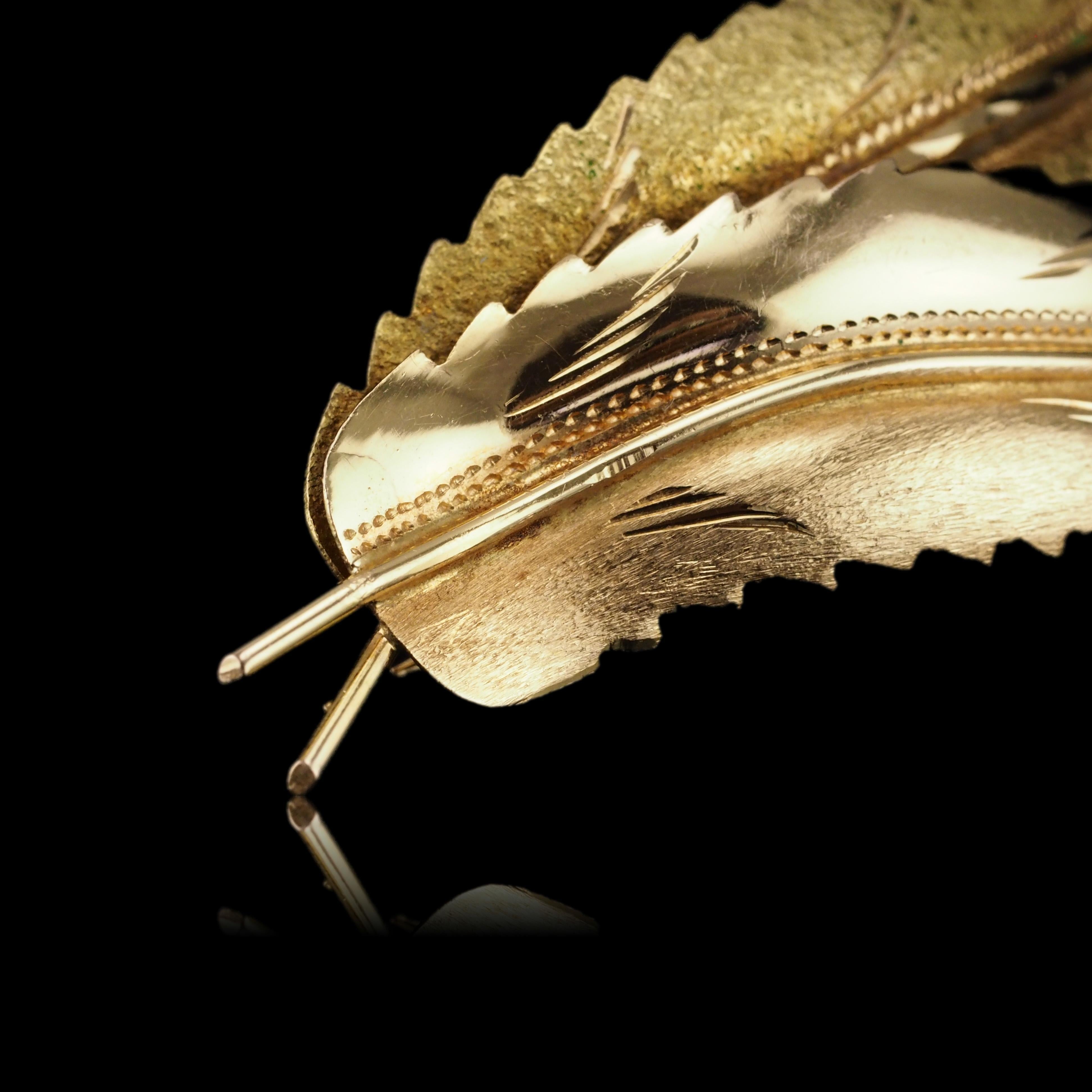 Federbrosche aus 18 Karat Gold mit strukturiertem Design und Federn im Vintage-Stil im Angebot 2